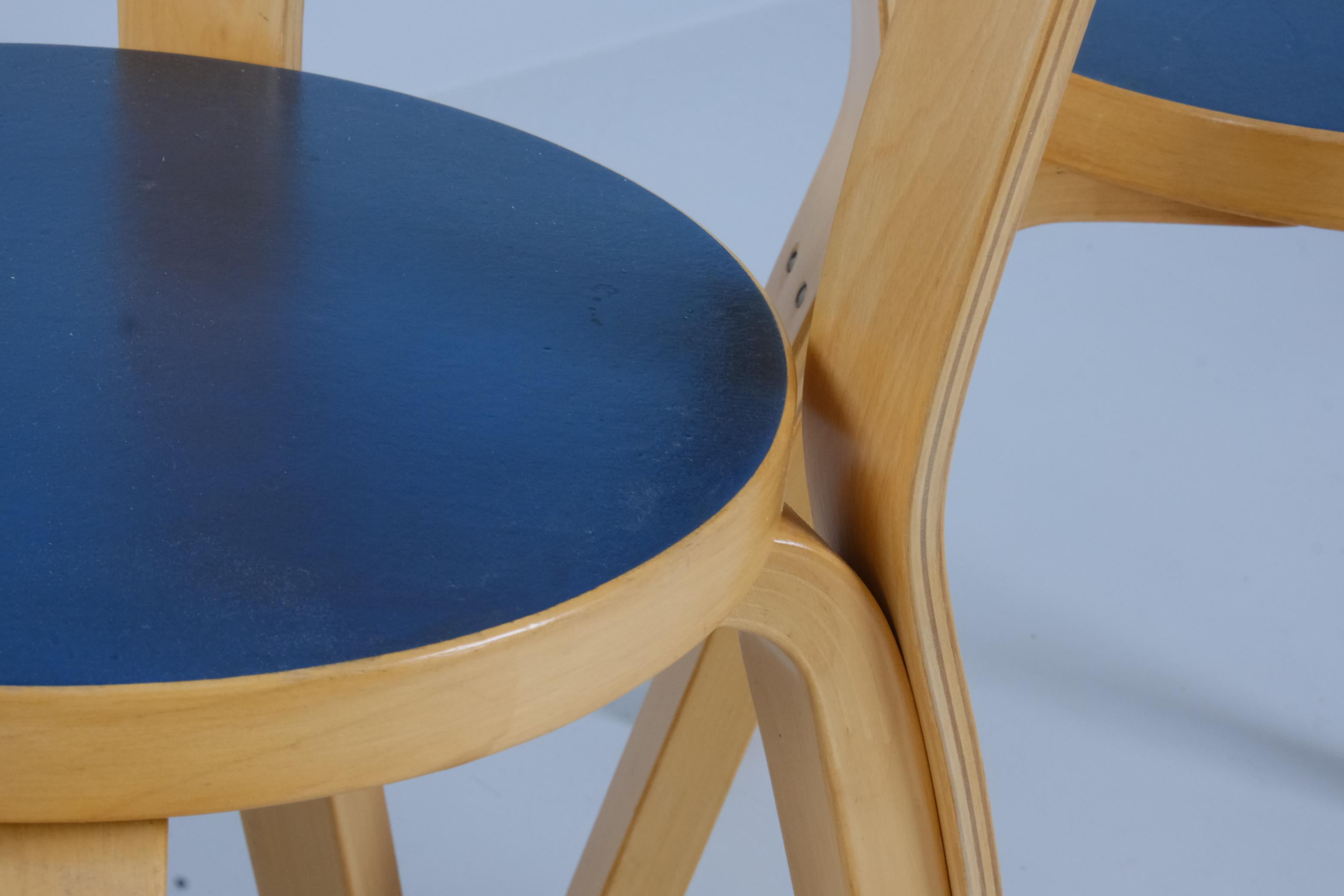 Laminato Set di 5 sedie Alvar Aalto+Aalto 65 in betulla e linoleum blu, Artek 1960 in vendita