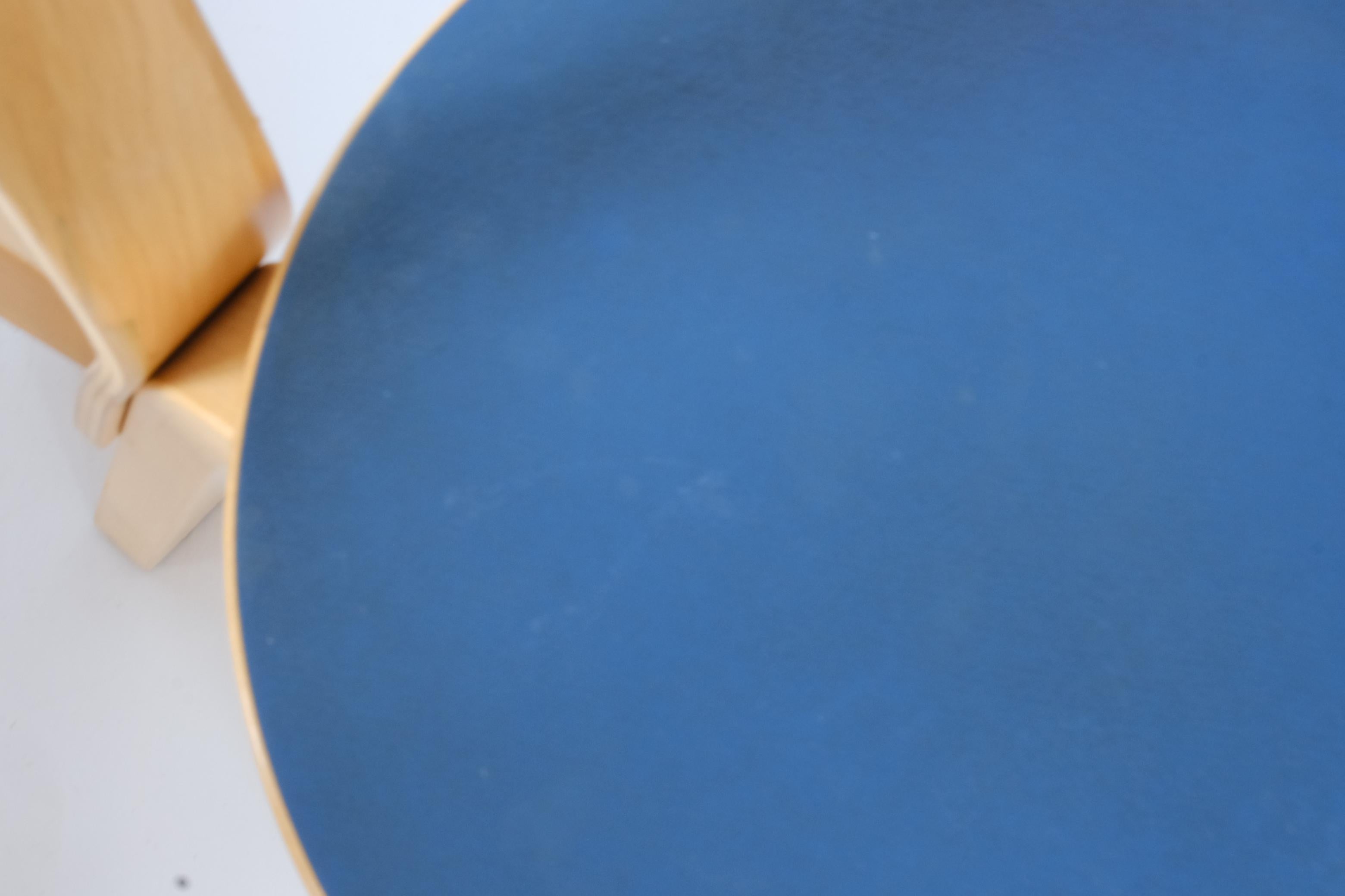 Set di 5 sedie Alvar Aalto+Aalto 65 in betulla e linoleum blu, Artek 1960 in vendita 1
