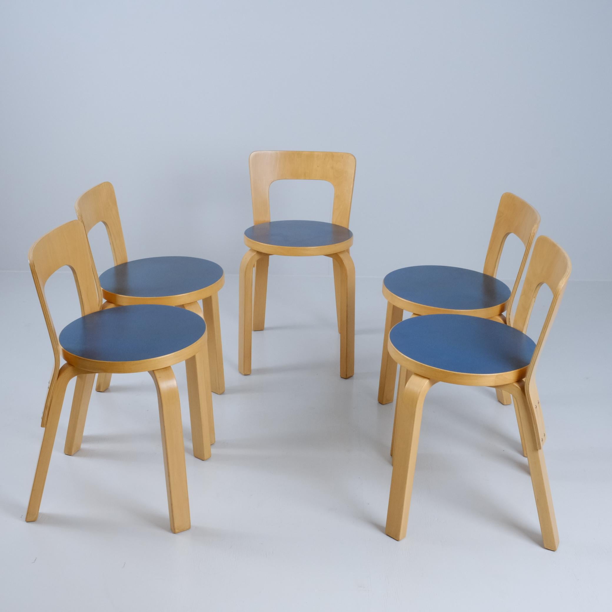 Set di 5 sedie Alvar Aalto+Aalto 65 in betulla e linoleum blu, Artek 1960 in vendita 2