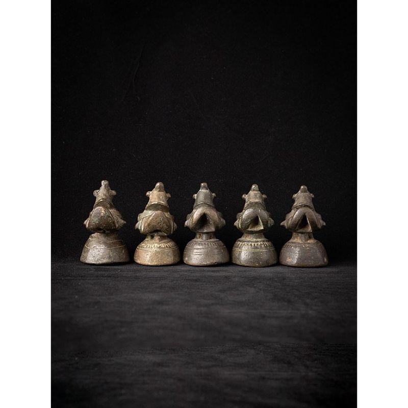 Material: bronze
6,8 cm high 
4 cm wide and 4,9 cm deep
Weight: 1.608 kgs
The given sizes are measured from the largest weight
Originating from Burma
19th century
The mentioned weight is the weight of the total set.

