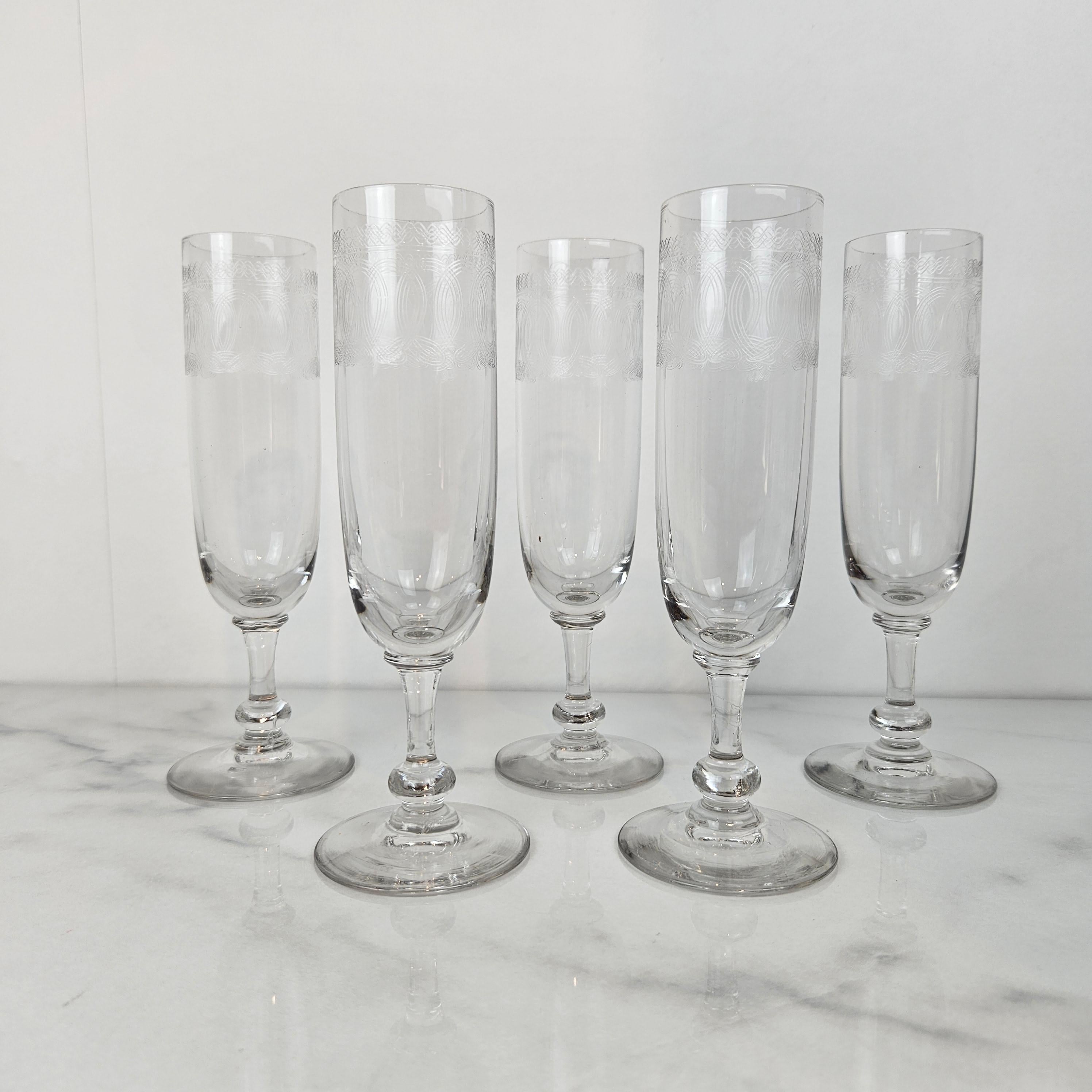 Romantique Ensemble de 5 flûtes à champagne antiques avec motif gravé, vers 1900 en vente