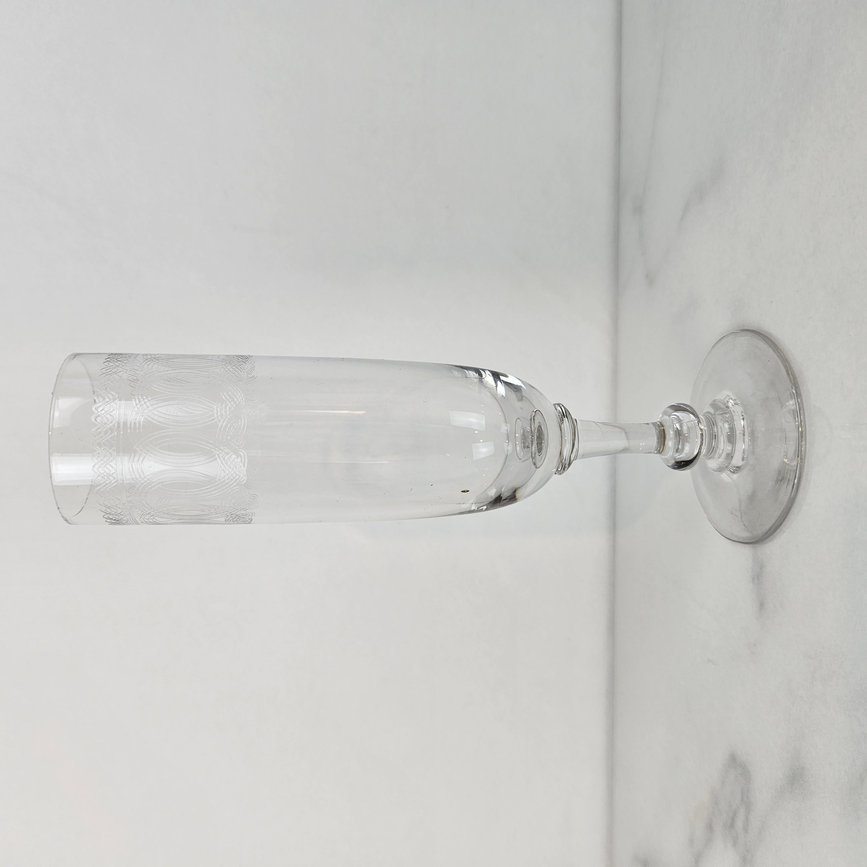 Fait main Ensemble de 5 flûtes à champagne antiques avec motif gravé, vers 1900 en vente