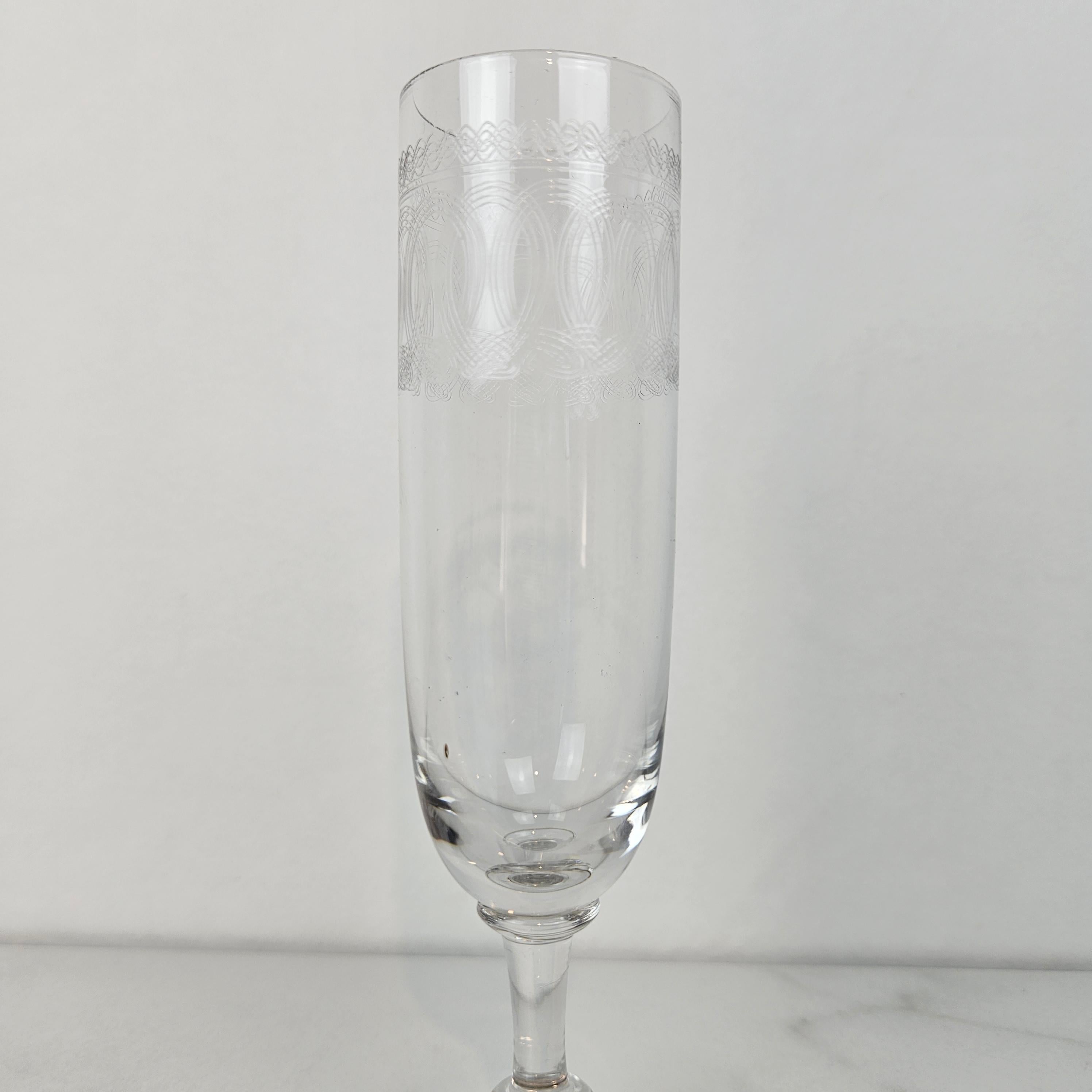 Ensemble de 5 flûtes à champagne antiques avec motif gravé, vers 1900 Bon état - En vente à Oud Beijerland, NL