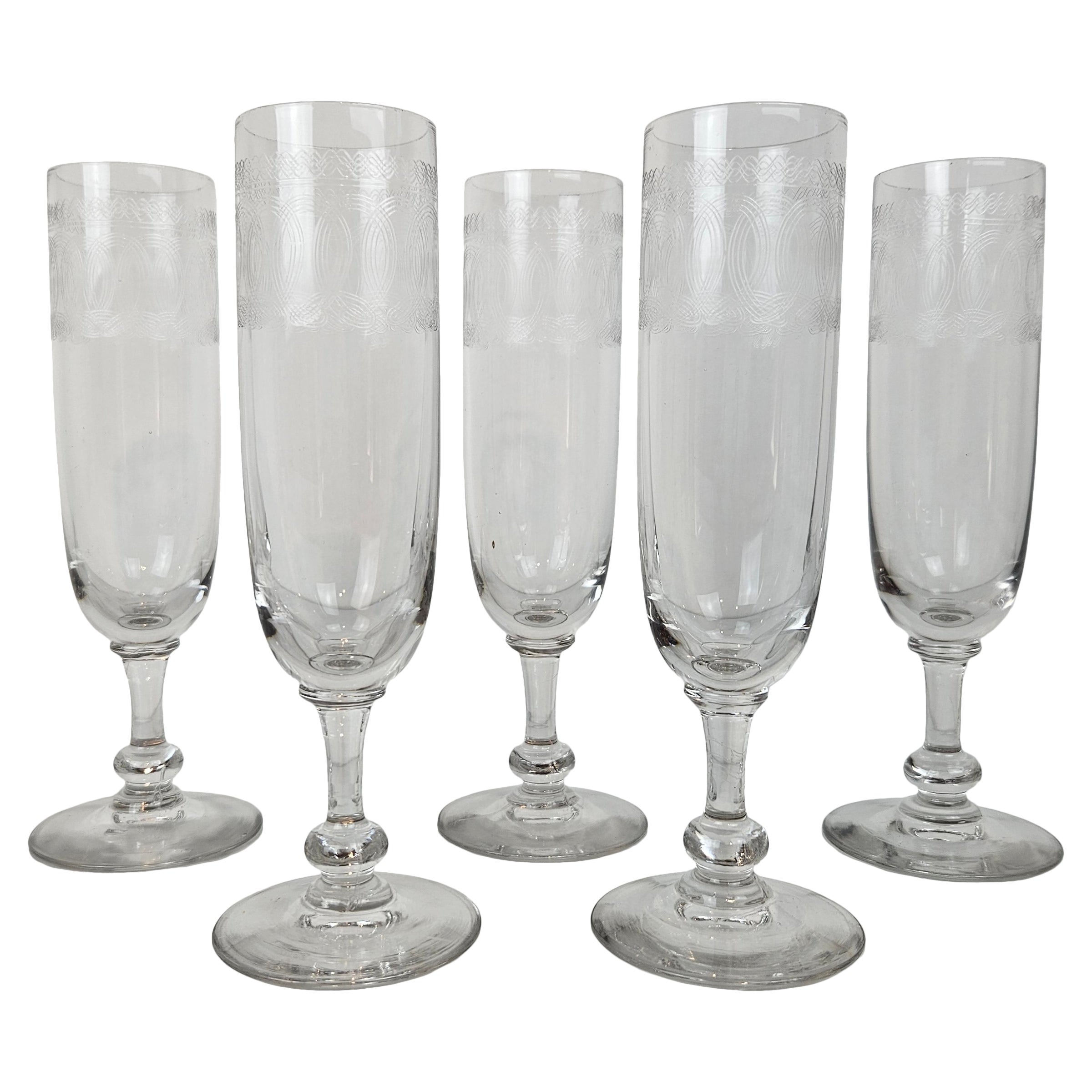 Ensemble de 5 flûtes à champagne antiques avec motif gravé, vers 1900
