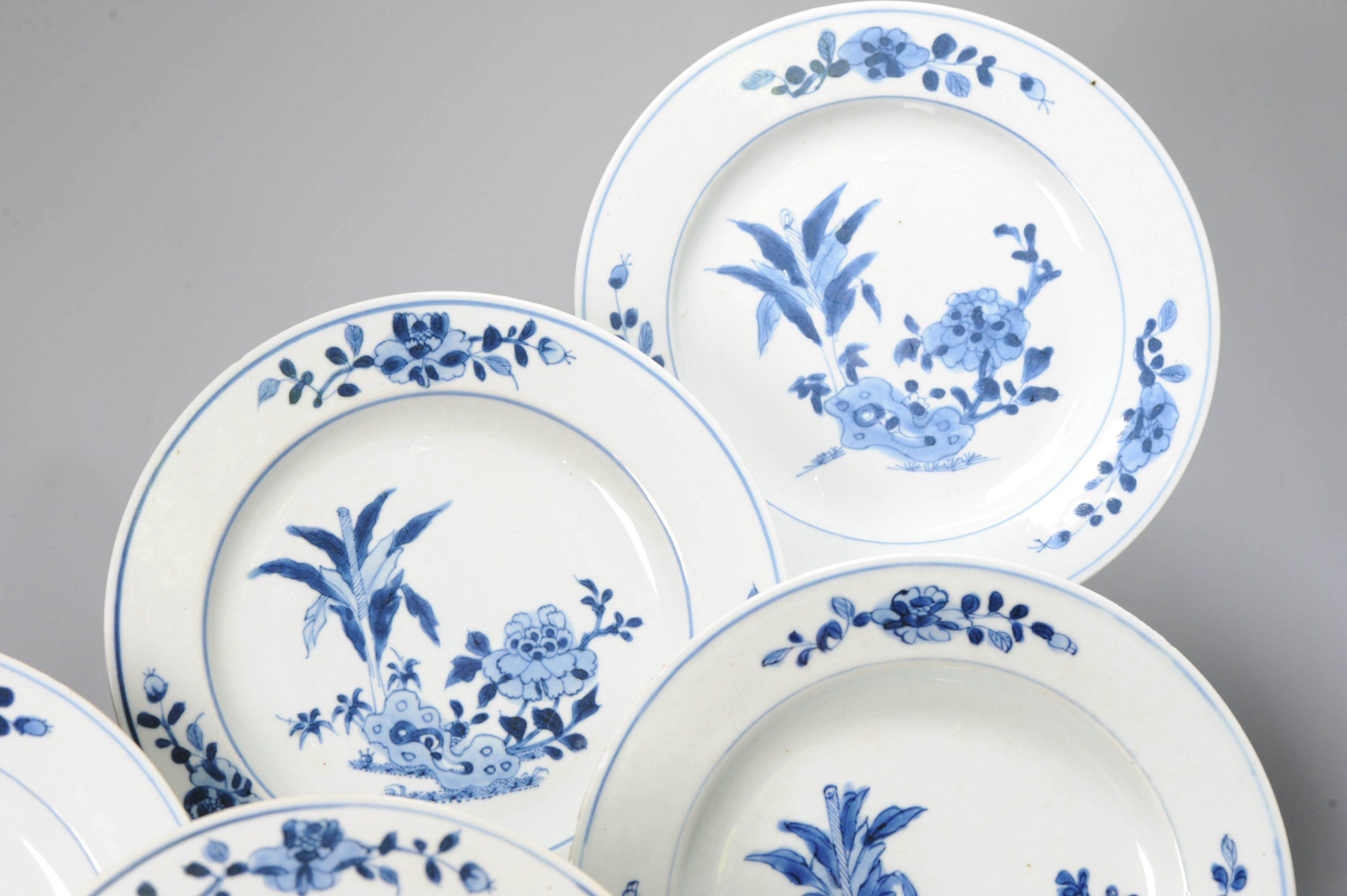 Un set di 5 piatti ben decorati in blu e bianco con una bella scena floreale di alta qualità.

Informazioni aggiuntive:
Materiale: Porcellana e ceramica
Regione di origine: Cina
Imperatore: Kangxi (1661-1722), Yongzheng (1722-1735)
Periodo: XVIII