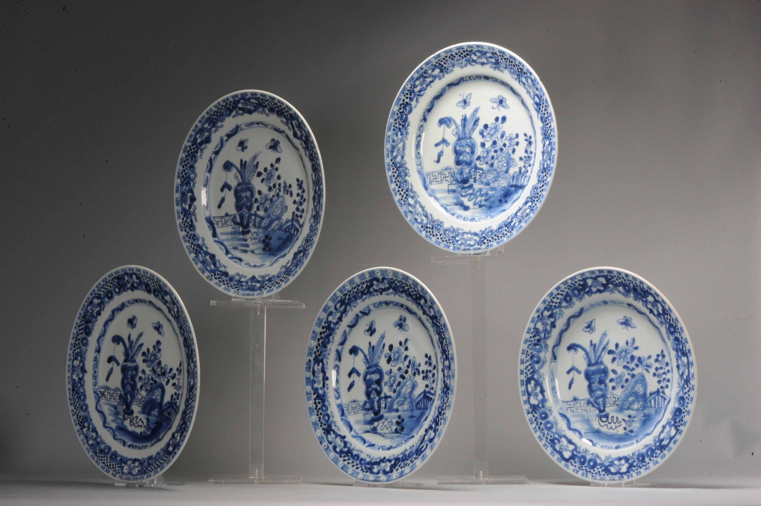 Ein sehr schön dekoriertes Set von 5 Tellern in Blau und Weiß mit einer schönen und hochwertigen Blumenszene

Zusätzliche Informationen:
MATERIAL: Porzellan & Töpferei
Farbe: Blau & Weiß
Herkunftsregion: China
Kaiser: Kangxi (1661-1722), Yongzheng