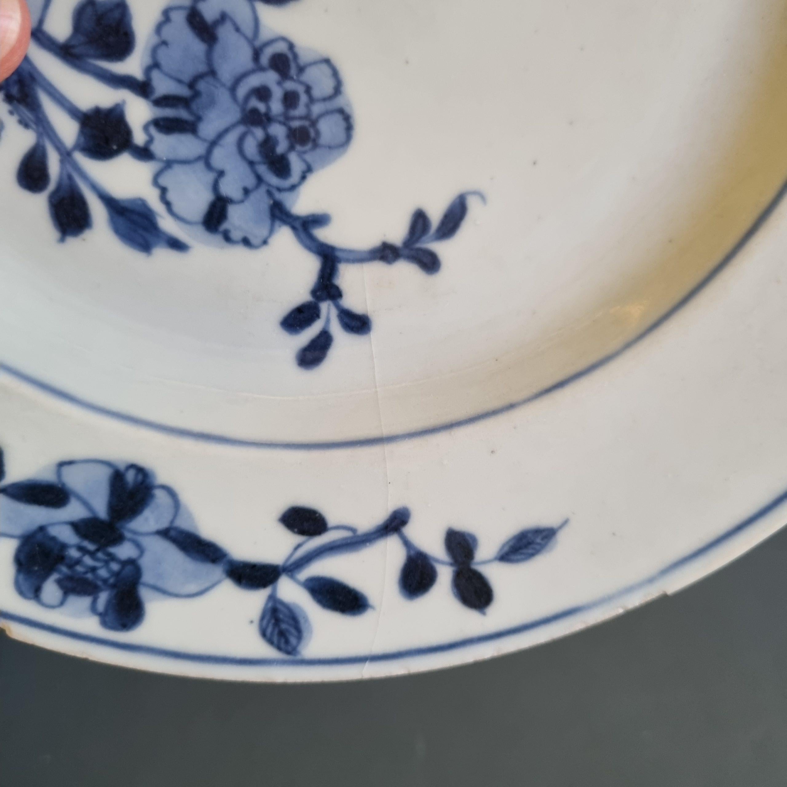 Set di 5 piatti da portata antichi in porcellana cinese del periodo Qing, blu e bianco, XVIII C. In condizioni buone in vendita a Amsterdam, Noord Holland