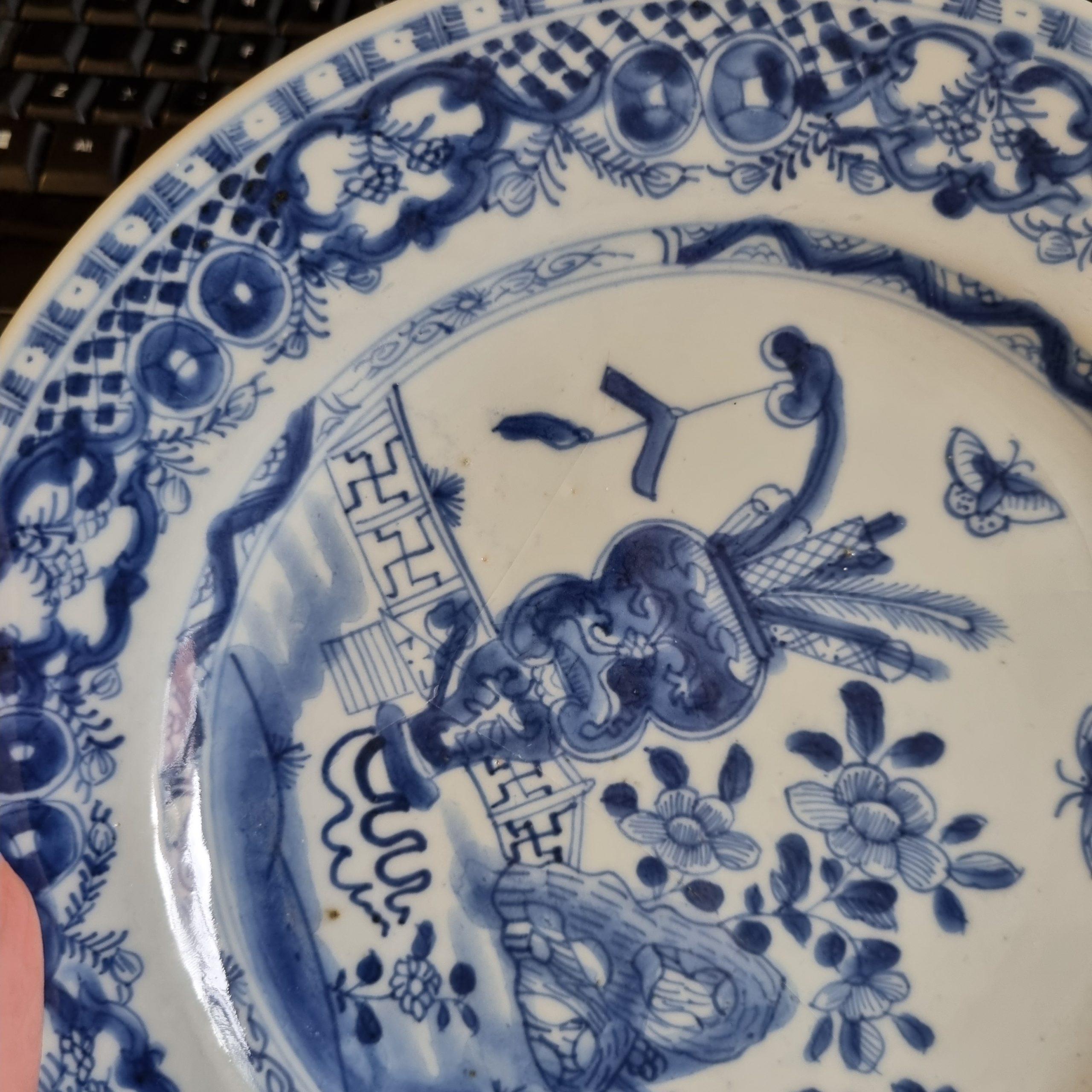 Set von 5 antiken chinesischen Porzellantellern aus der Qing-Periode in Blau und Weiß, 18. Jahrhundert im Zustand „Gut“ im Angebot in Amsterdam, Noord Holland