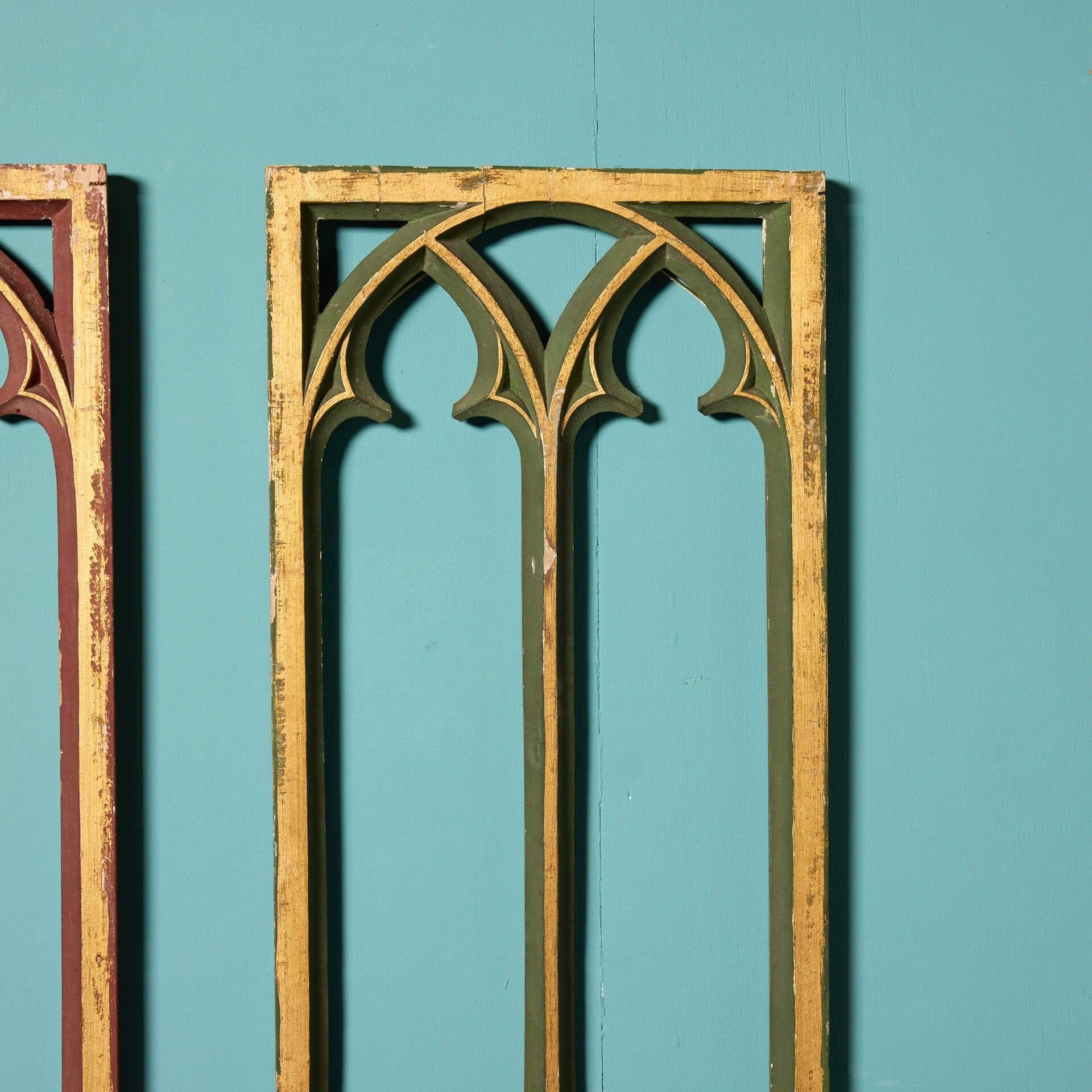 Gothique Ensemble de 5 panneaux ecclésiastiques anciens sculptés en vente