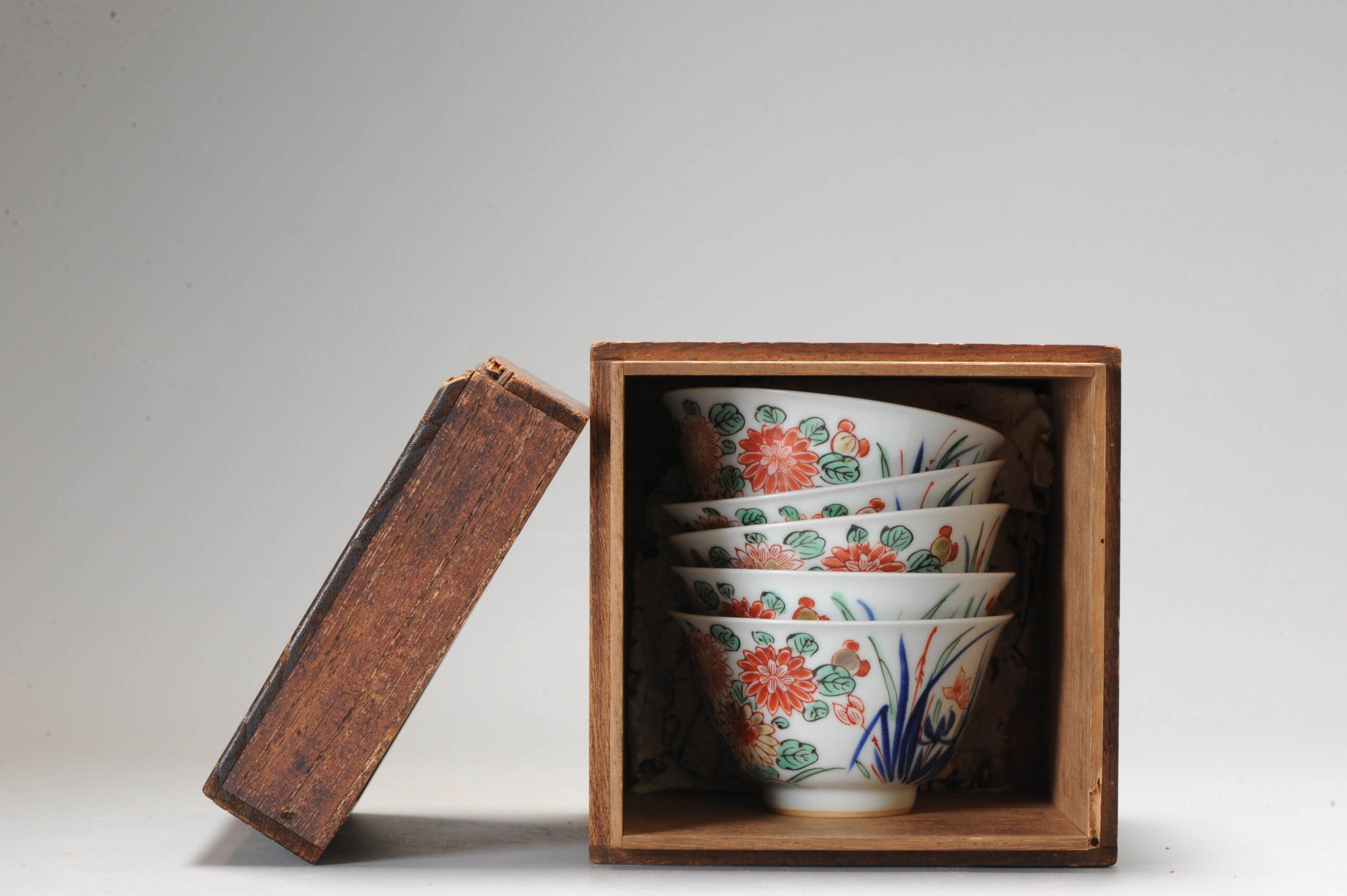 Set of 5 Antique Japanese Porcelain Teabowls with Flowers & Base Mark In Good Condition For Sale In Amsterdam, Noord Holland