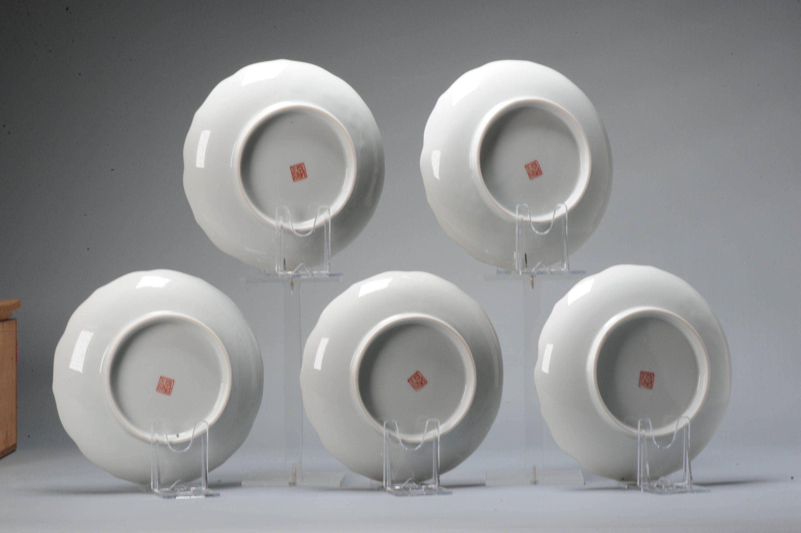 Juego de 5 Platos Kutani Japoneses Antiguos del Periodo Showa con Chicos y Marca, S. XX en Bueno estado para la venta en Amsterdam, Noord Holland