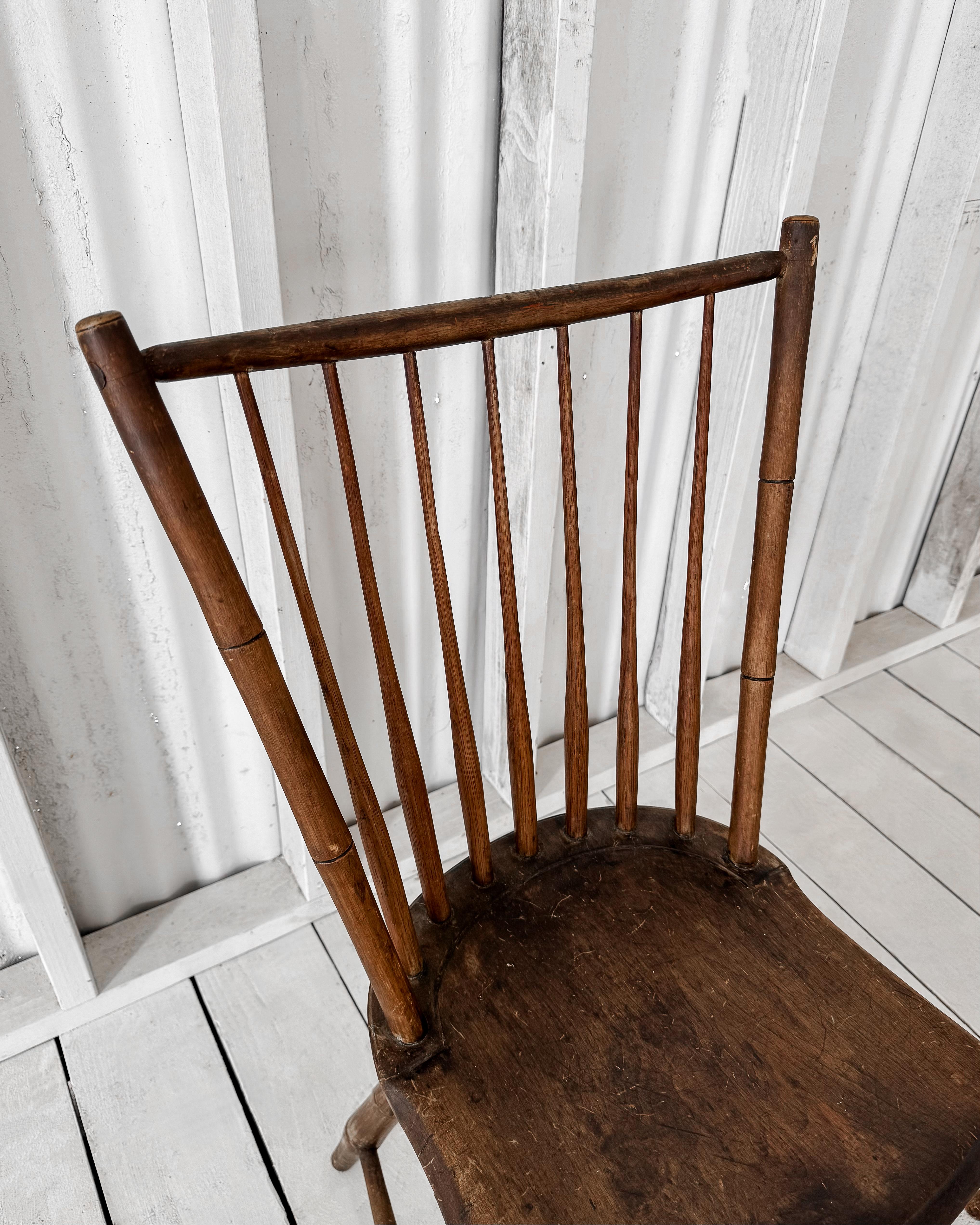 Set of 5 Antique Spindle Back Chairs In Good Condition In Mckinney, TX