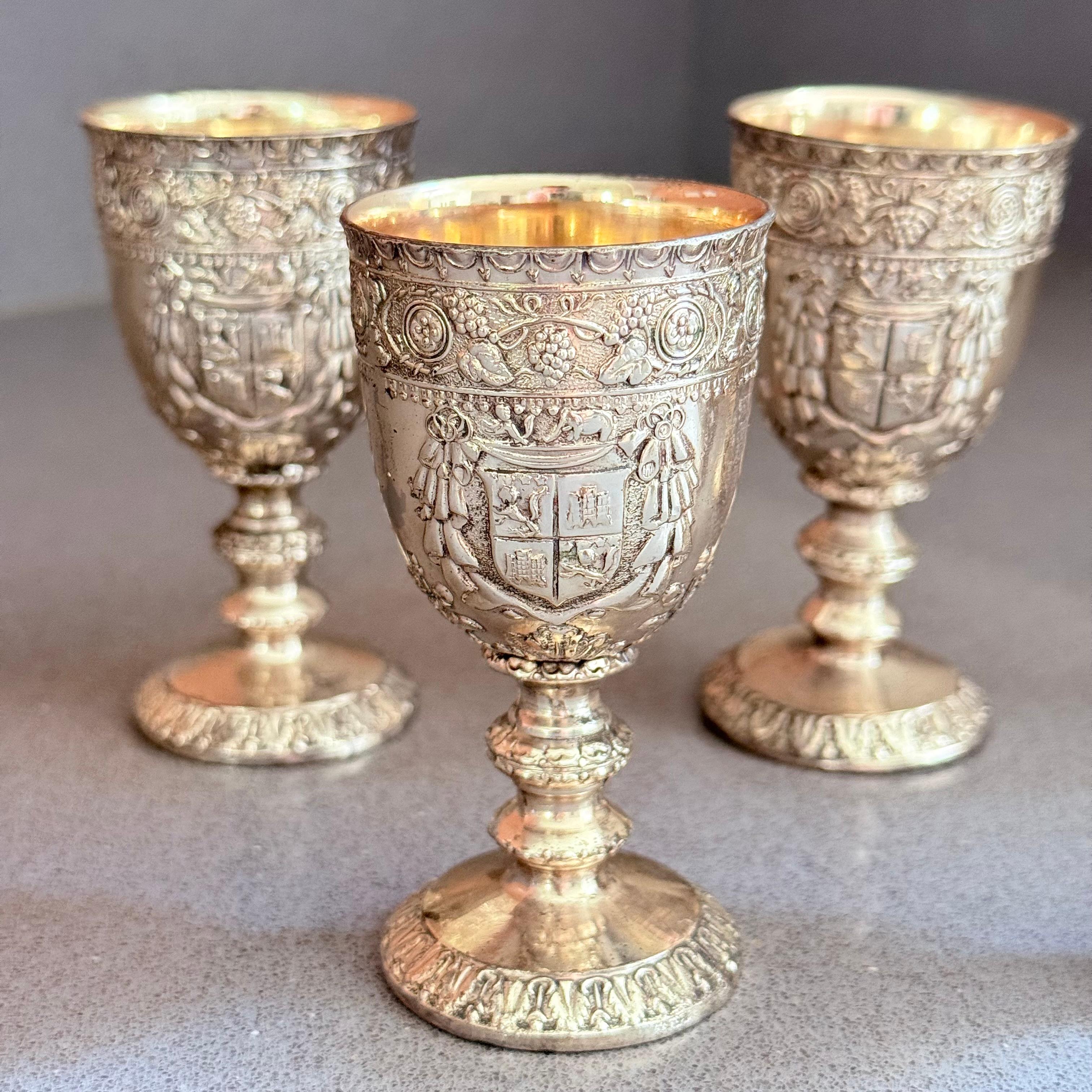 Ensemble de 5 coquetiers / mini gobelets dorés à l'ancienne en métal argenté, Japon en vente 2