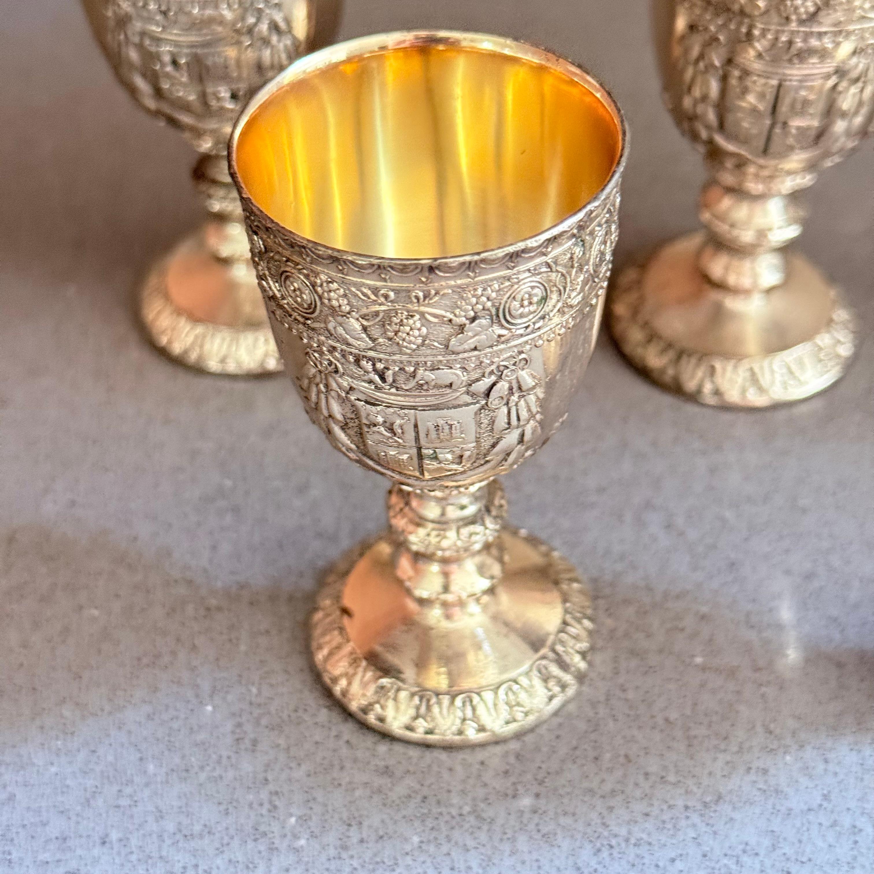 Ensemble de 5 coquetiers / mini gobelets dorés à l'ancienne en métal argenté, Japon en vente 3