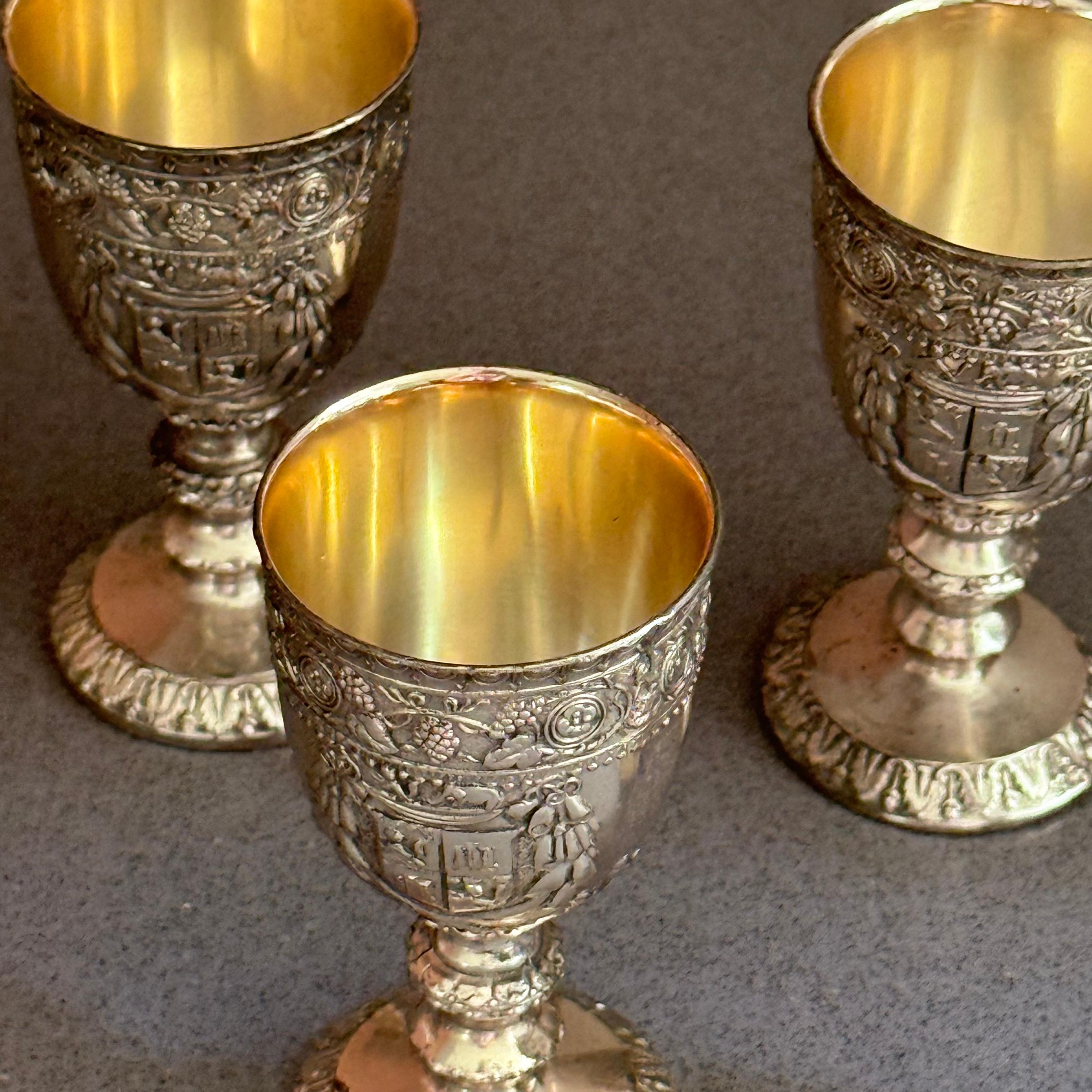 Brossé Ensemble de 5 coquetiers / mini gobelets dorés à l'ancienne en métal argenté, Japon en vente