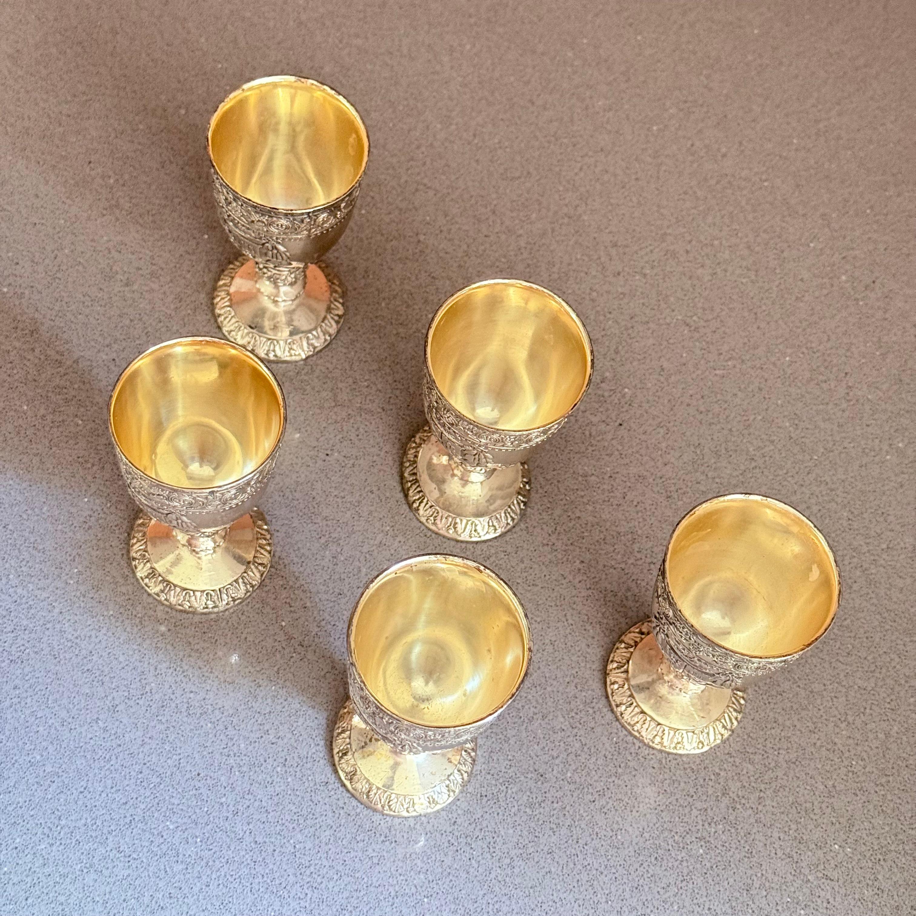 Ensemble de 5 coquetiers / mini gobelets dorés à l'ancienne en métal argenté, Japon Excellent état - En vente à Wembley, GB