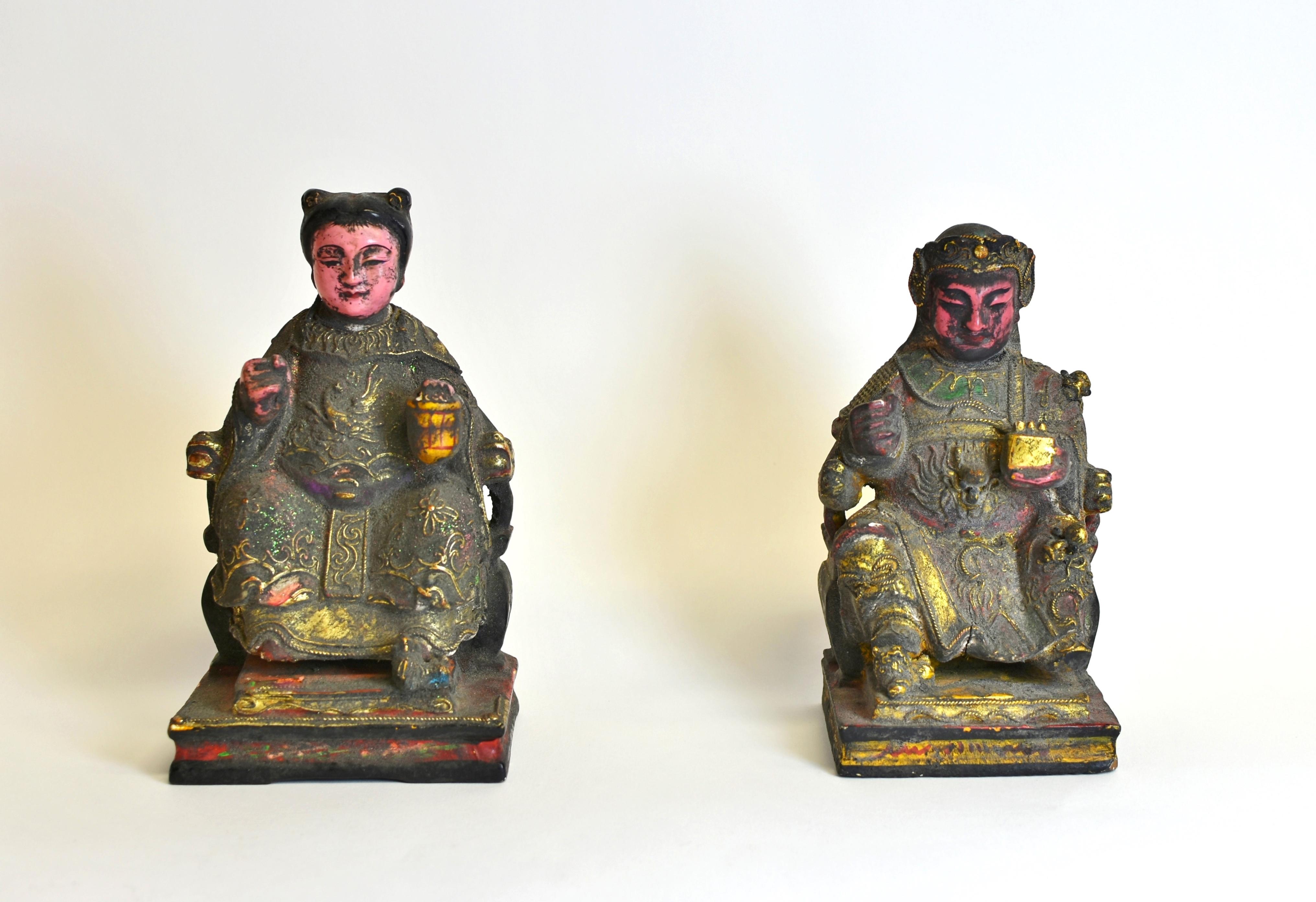 Eine seltene Sammlung von 5 antiken Holzstatuen von chinesischen Bodhisattvas. Die Kollektion zeigt die himmlische Kaiserin (vordere Reihe Mitte), flankiert von einem kaiserlichen General (rechts) und einem kaiserlichen Berater (links), unterstützt