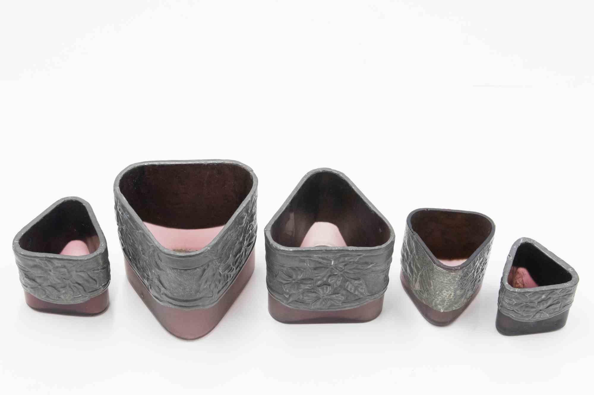 Set di 5 vasi in peltro Art Nouveau realizzati all'inizio del XX secolo.

Dimensioni:

H. 8,5 x L. 9 x 9,5 cm.

H. 7,5 x L. 7,5 x P. 8,5 cm.

Due vasi delle stesse dimensioni, H. 6 x 6 x 5,5 cm.

H. 5 x L. 5 x 4,5 cm

Ottime condizioni.