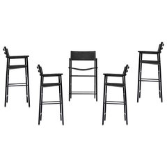 Set di 5 sgabelli da bar artigianali con. Schienale in pelle nera e gomma nera in metallo
