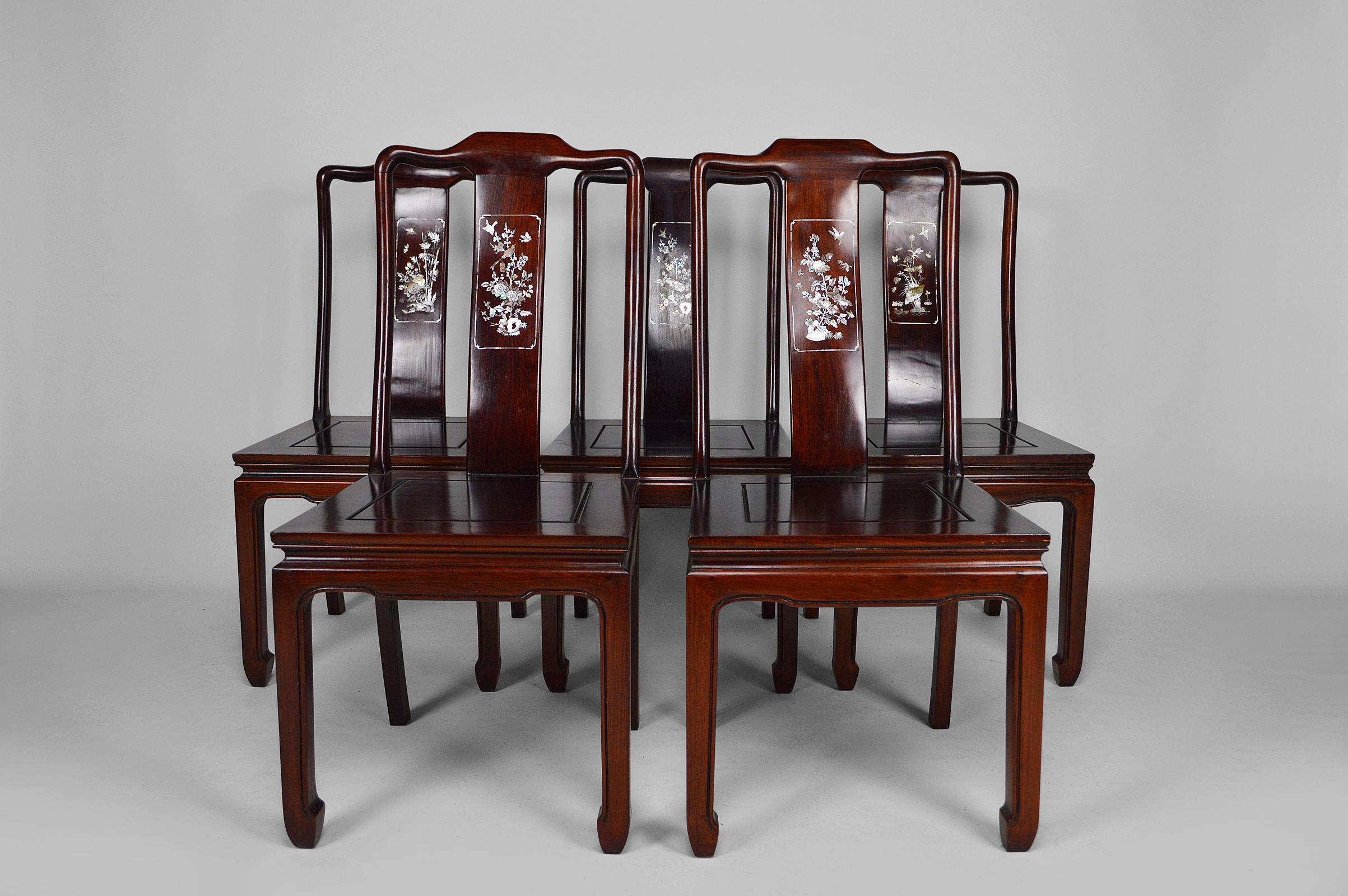 Set of 5 wooden inlaid dining chairs.

Vegetable (flowers, bamboo) and animal (birds, insects, butterflies, dragonflies) marquetry.

Each chair has a different marquetry.

Very good build quality.
Indochina or Southern China, mid-20th