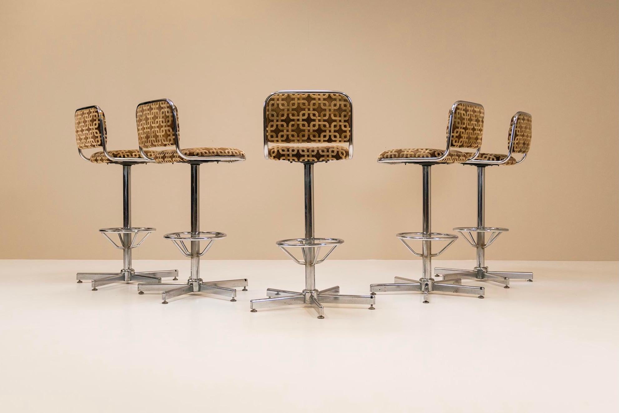 A very groovy set of five bar stools stemming from the 1970s from Italy. With their sturdy chrome-plated legs and special print, they are an absolute eye-catcher for your bar. The shifting pattern of the original upholstery goes from gray to light