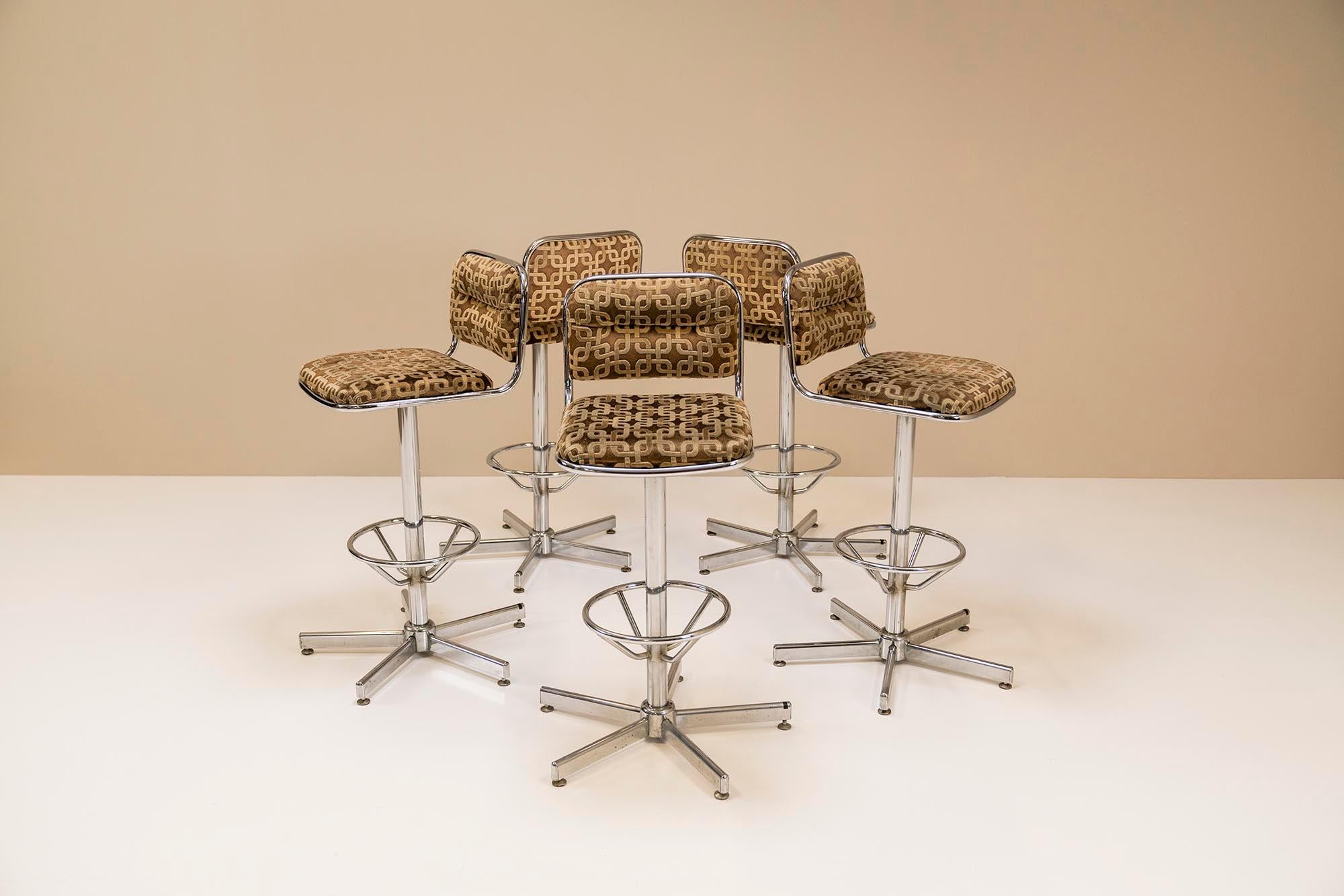 Set of 5 Bar Stools in Chrome and Patterned Velvet Upholstery, Italy 1970s In Good Condition In Hellouw, NL