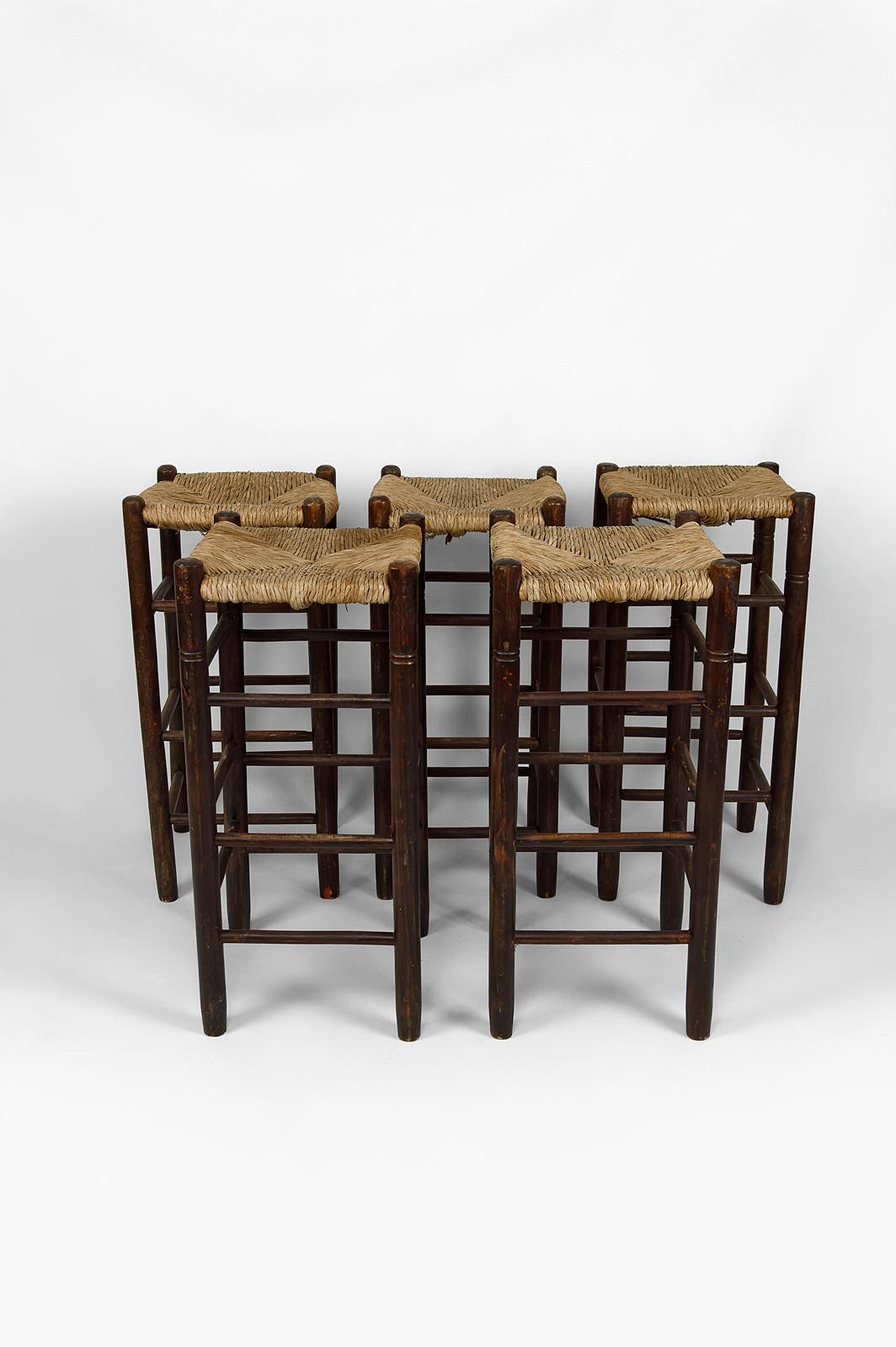 Set of 5 high bar stools.

In the style of Charlotte Perriand, Pierre Faucheux.

Brutalist / midcentury modern style, France, circa 1950.

Straw seats
Beech structure
In used condition.


Dimensions:
height 79 cm
width 36 cm
depth 36 cm.