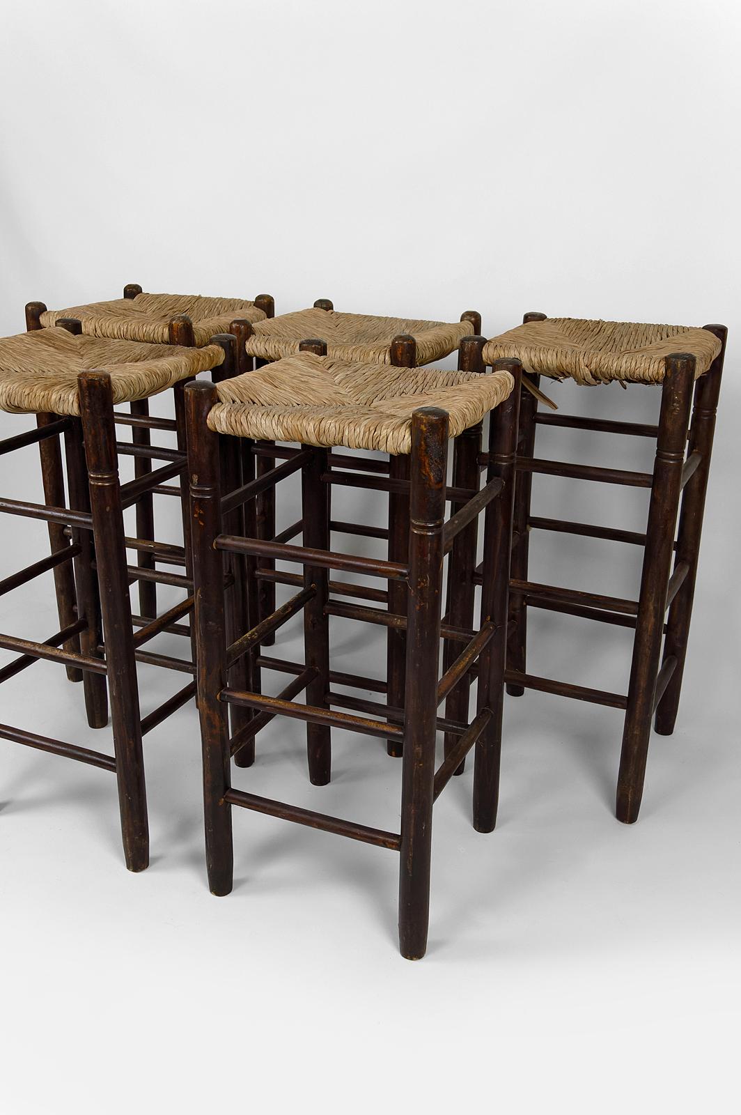 Set of 5 bar stools in the style of Charlotte Perriand, Mid-Century, France In Fair Condition For Sale In VÉZELAY, FR