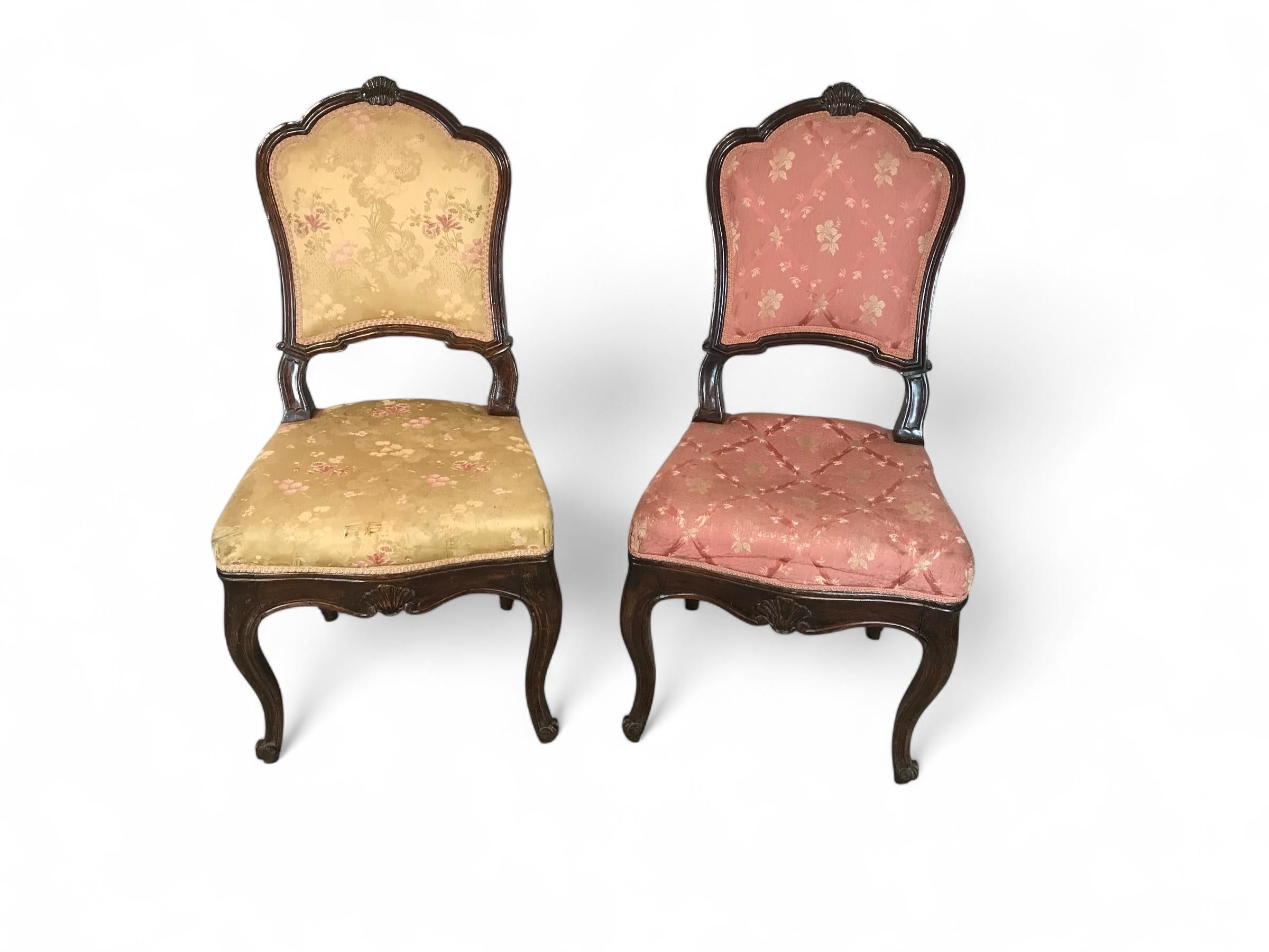 Set di 5 sedie da pranzo barocche, Germania, XVIII secolo
Un raffinato set di 5 sedie da pranzo barocche provenienti dalla Germania, realizzate in noce massiccio. Ogni sedia presenta un intricato motivo a conchiglia intagliato sul grembiule