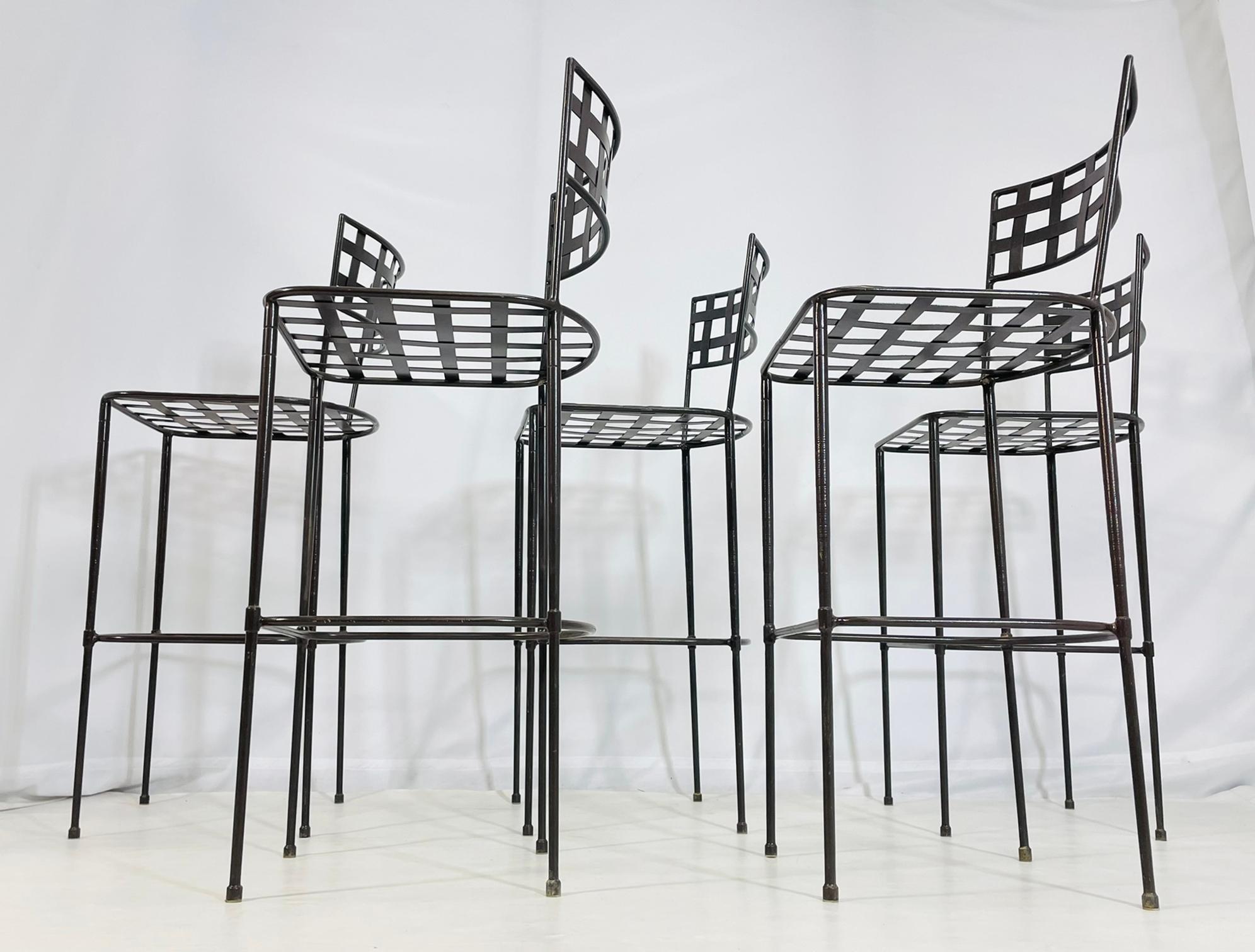 Precioso conjunto de cinco taburetes de bar diseñados y fabricados en Estados Unidos por Amalfi Furniture.
Las piezas están hechas al estilo de Mario Papperzini y no estamos seguros al 100% de si fue él el diseñador original, sabemos que Amalfi