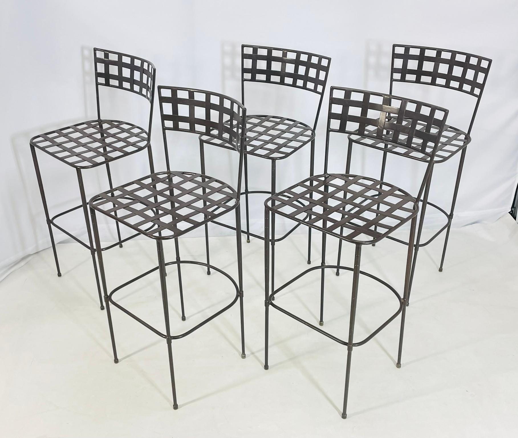 Juego de 5 taburetes de bar de acero macizo de Amalfi Furniture según Mario Papperzini. Hecho a mano en venta