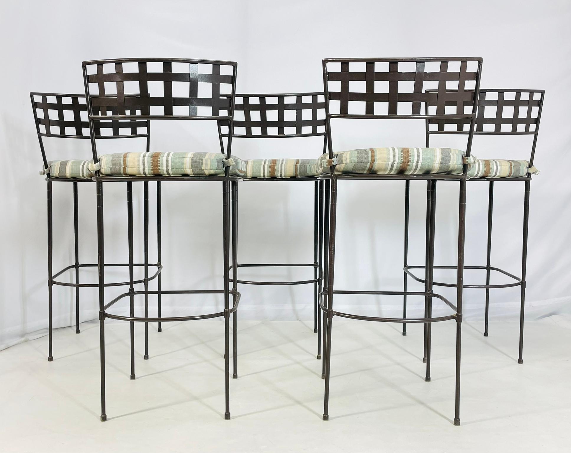 Juego de 5 taburetes de bar de acero macizo de Amalfi Furniture según Mario Papperzini. Acero en venta