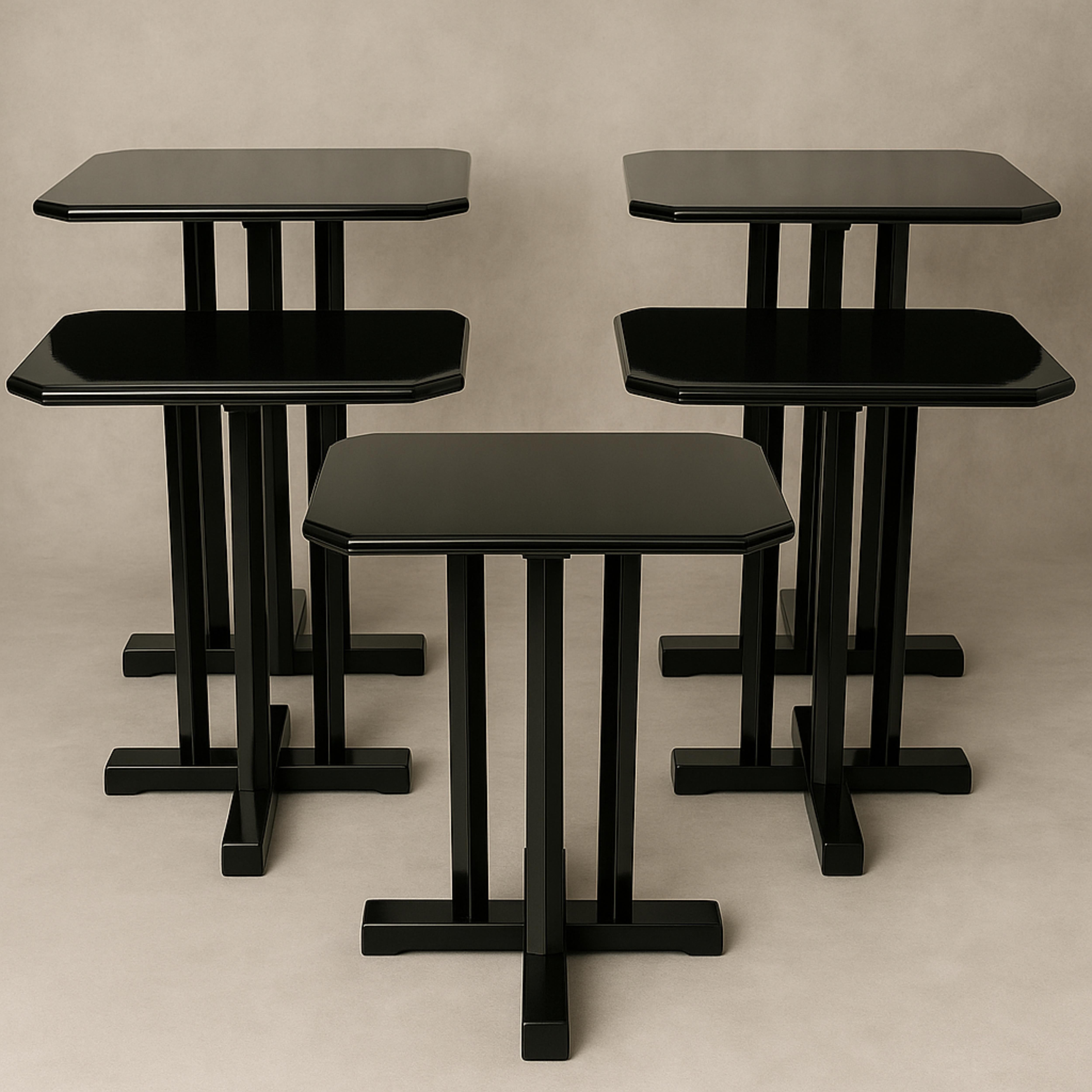 Ensemble de 5 tables de bistrot et de cocktail Art déco en noyer de couleur noire, fabriquées à partir de bois de noyer du 20e siècle, inspirées du style Art déco. Parfait pour un café, un thé ou un bistrot. Un design européen intemporel.

Parfait