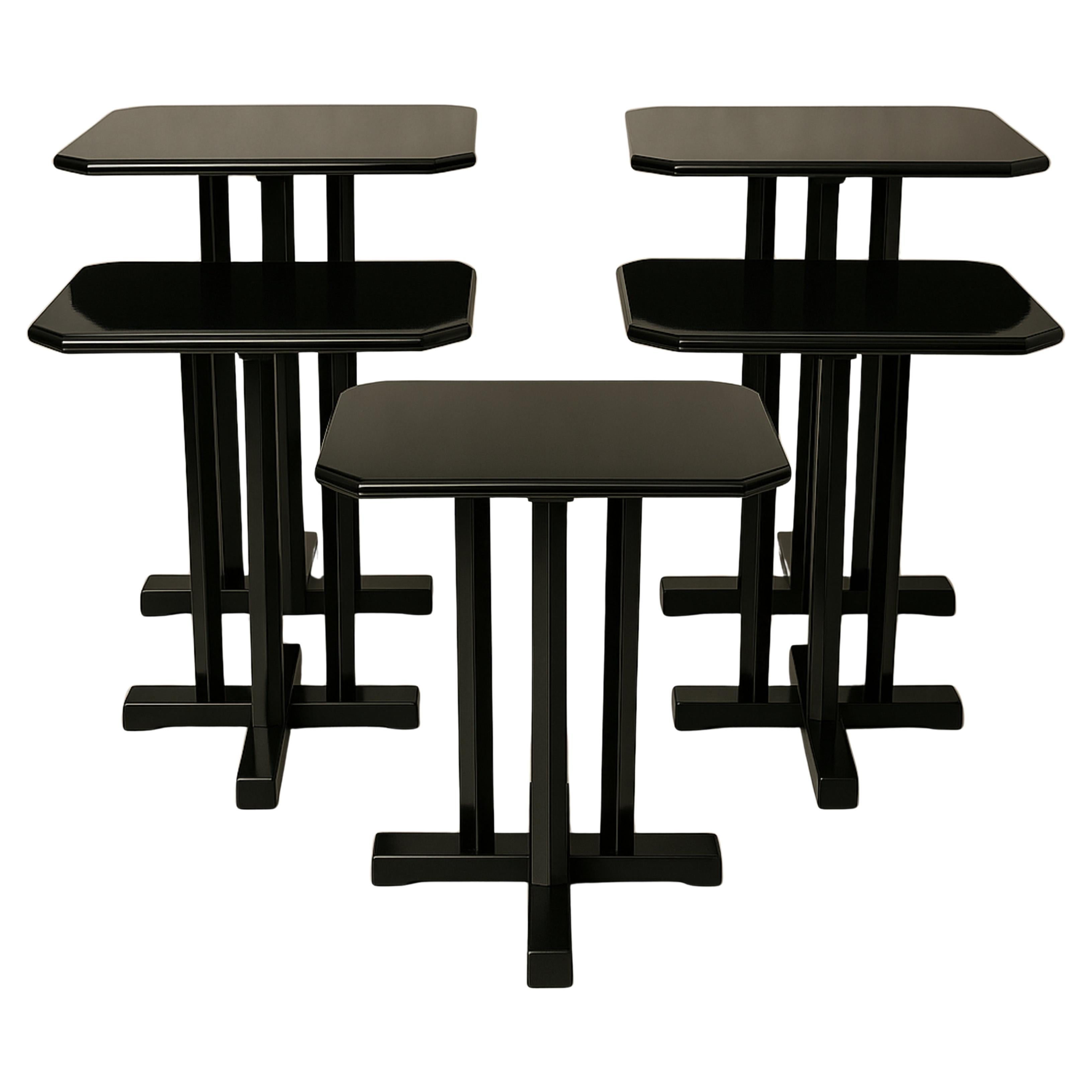 Ensemble de 5 tables basses de bistro Art déco en noyer laqué noir, 20e siècle