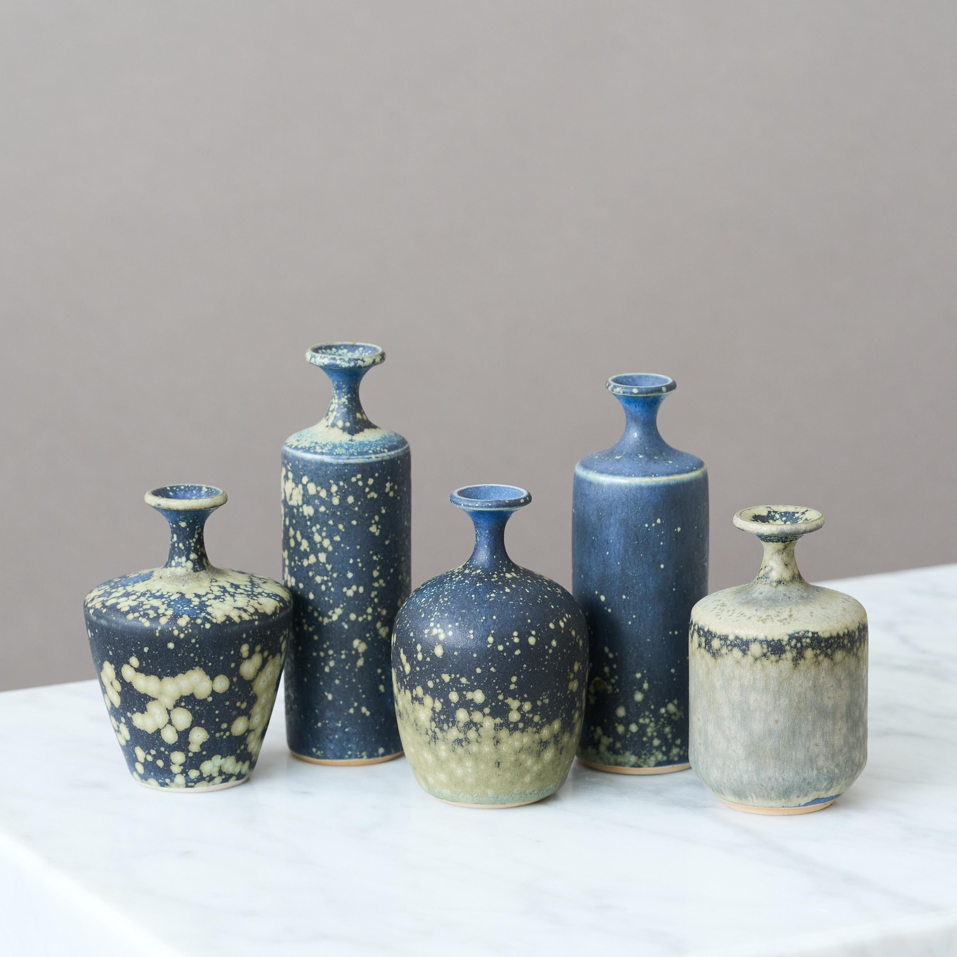 Scandinavo moderno Set di 5 vasi in gres blu in miniatura del ceramista svedese Rolf Palm, anni '70 in vendita