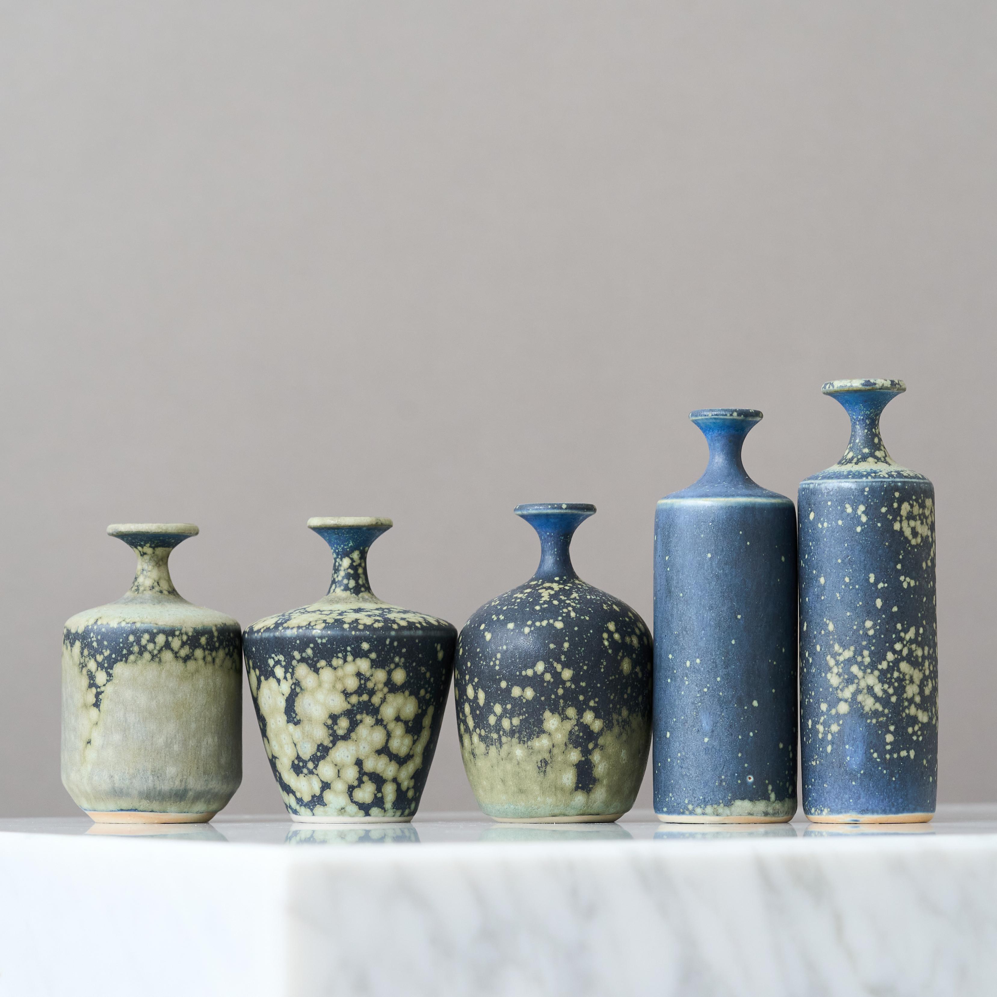 Set di 5 vasi in gres blu in miniatura del ceramista svedese Rolf Palm, anni '70 In condizioni buone in vendita a Malmö, SE