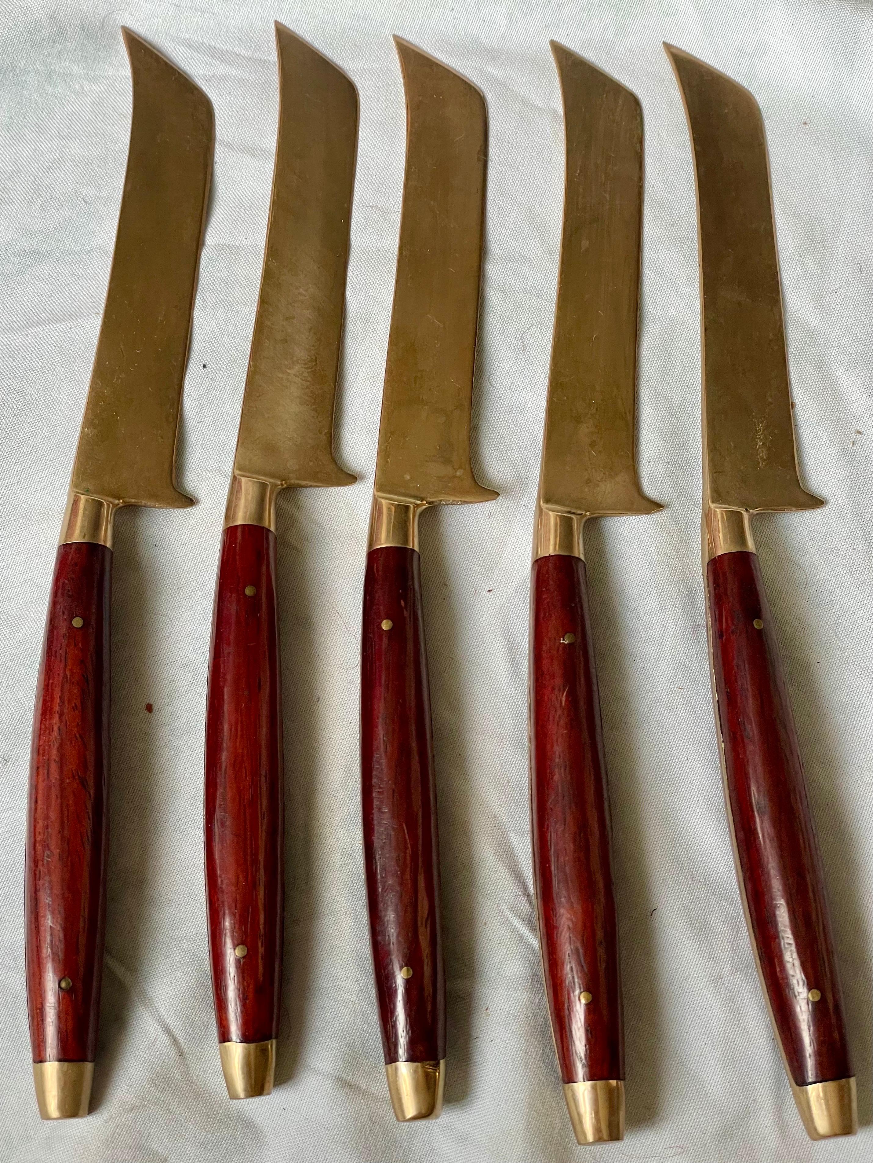 Dies ist eine schöne Reihe von Messing-Messer mit Palisander Griffe, die wunderbare Kurven, um die Klingen und wäre fabelhaft auf Ihrem Tisch für die kommenden Feiertage.

Es gibt einige Anlaufen und Oxidation, die gereinigt und poliert werden