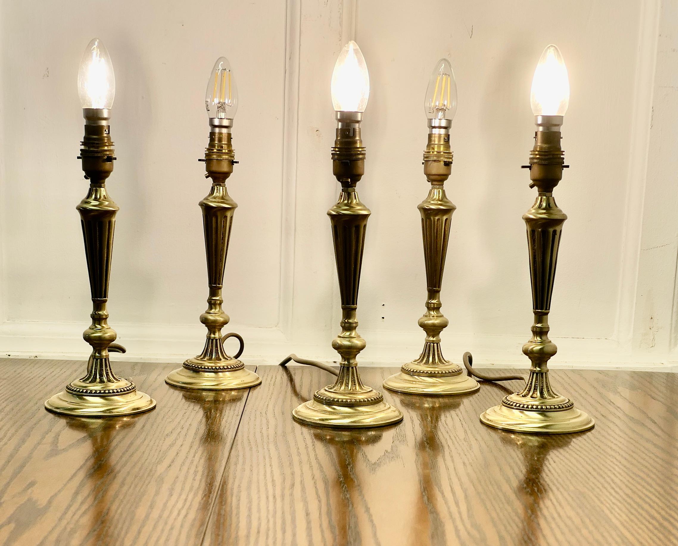 Lot de 5 lampes de table en laiton

Ces lampes identiques reposent sur un socle en laiton cannelé, elles sont toutes en bon état de fonctionnement
Les lampes mesurent 11