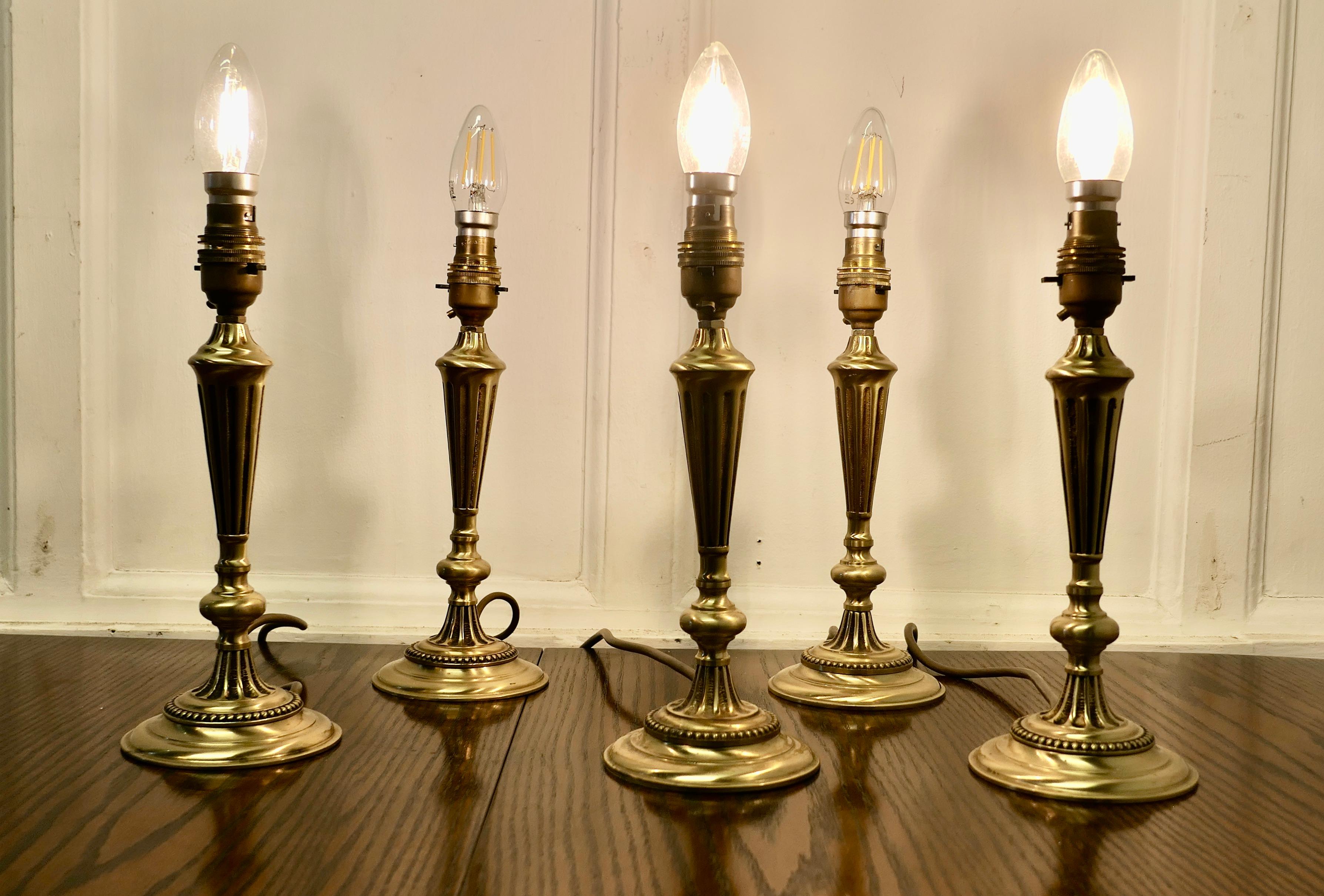 Mid-Century Modern Lot de 5 lampes de table en laiton en vente