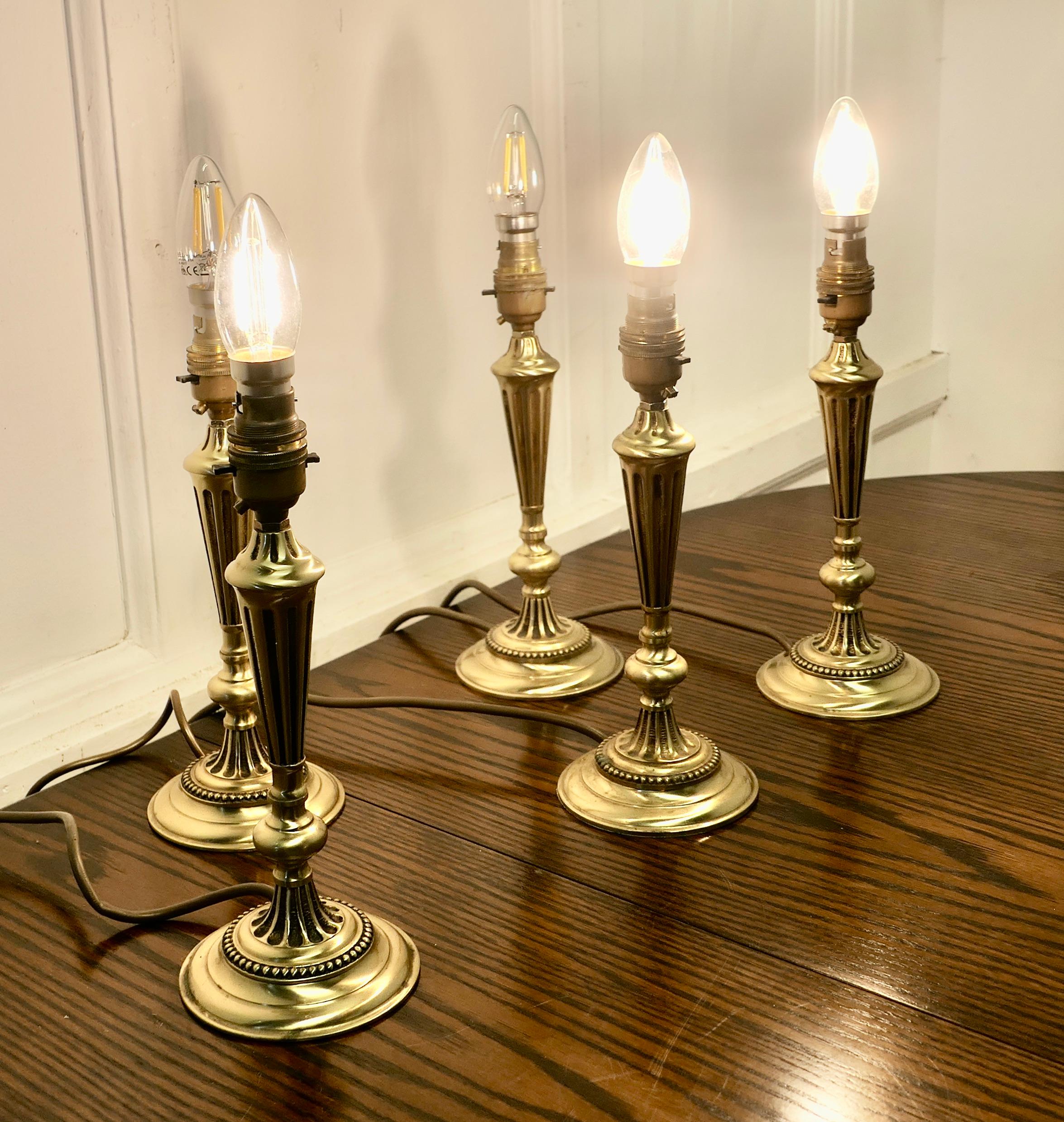 Lot de 5 lampes de table en laiton en vente 1