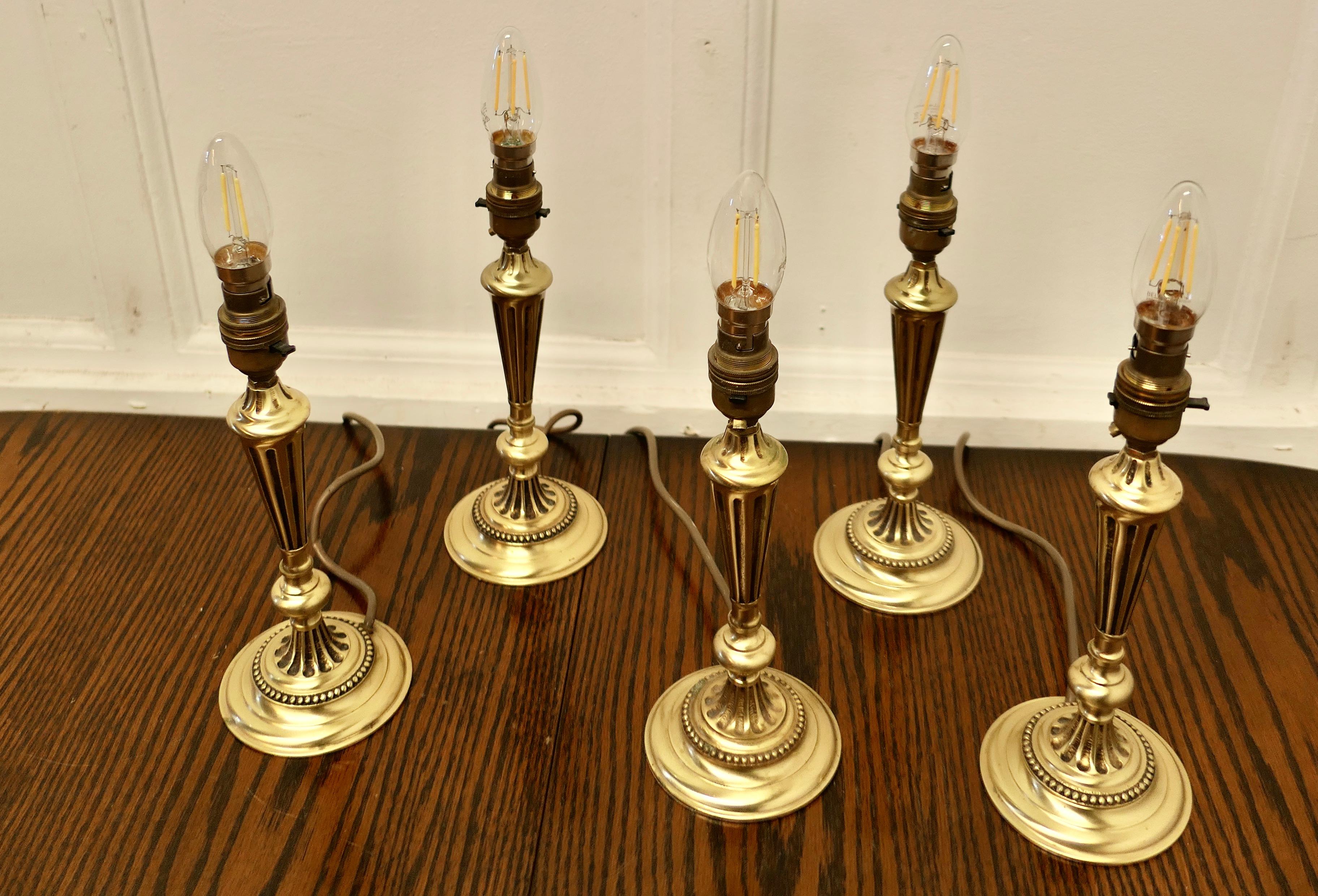 Lot de 5 lampes de table en laiton en vente 2
