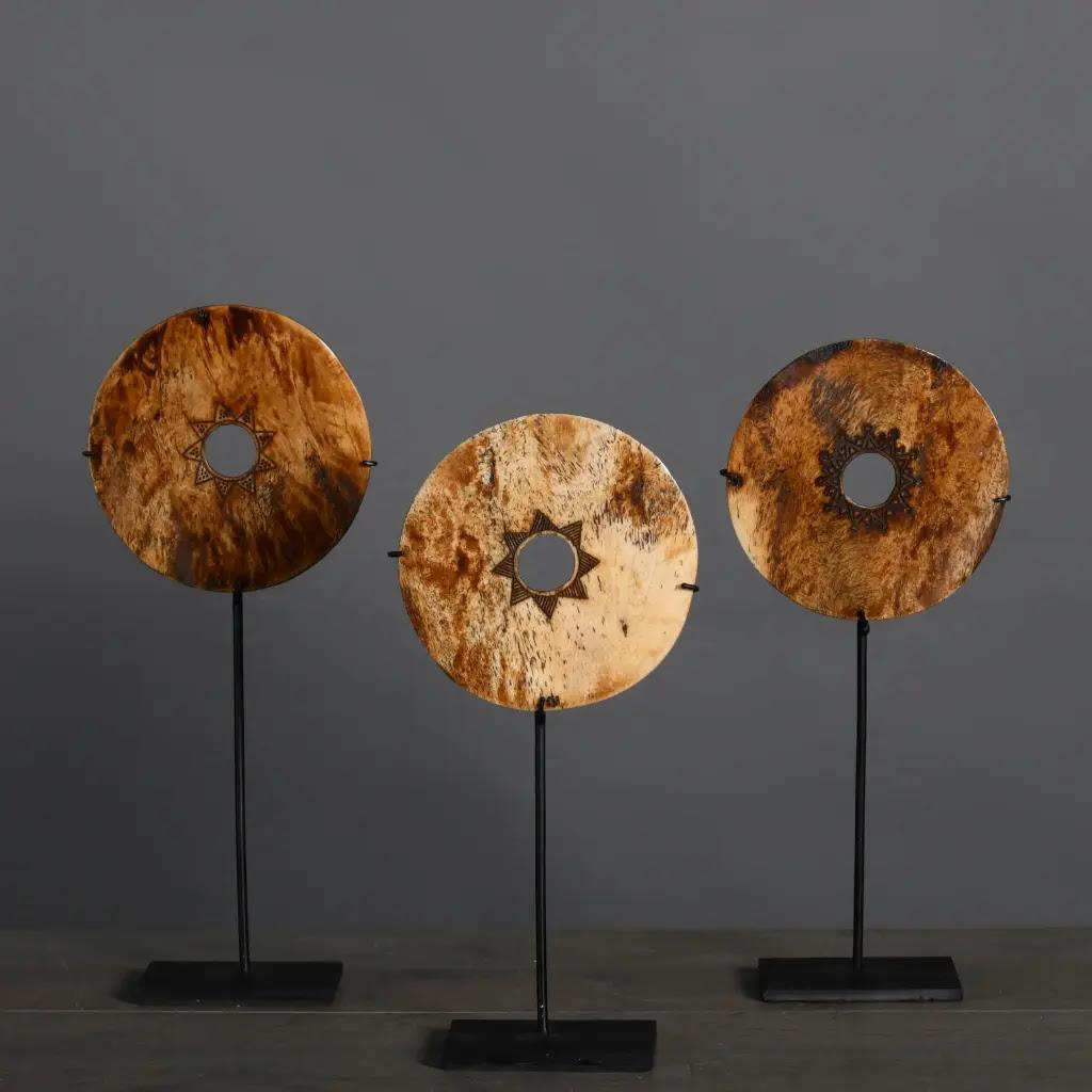 Ce lot de 5 disques en pierre naturelle brune capture l'essence de l'art primitif. Chaque disque est unique, présentant des variations naturelles de couleur et une patine minérale qui évoquent le passage du temps et la beauté brute des pièces