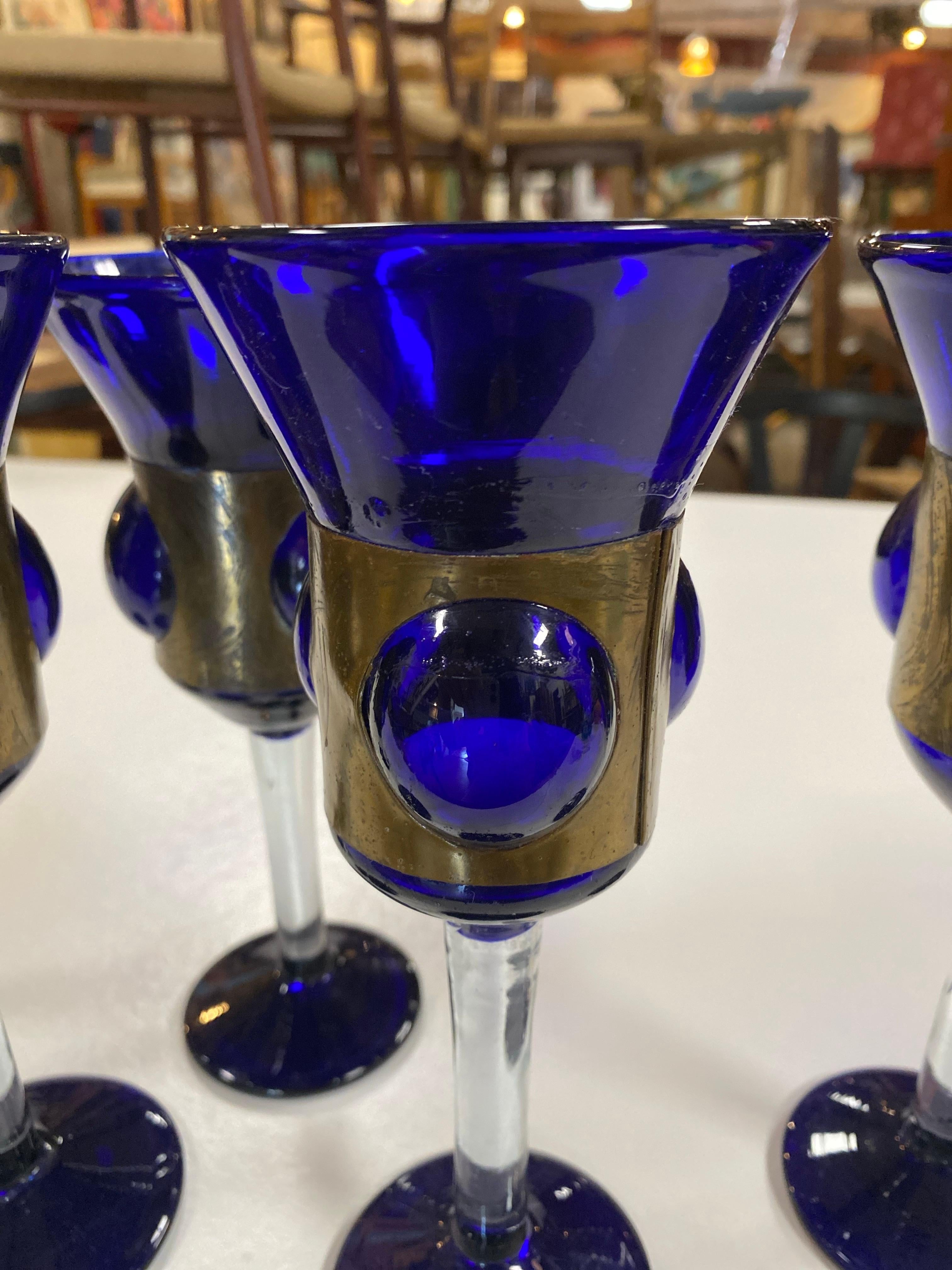 Set of 5 brutalist Mexican modern imprisoned wine glasses by Felipe Delfinger (Derflingher) for Feders. Hand-blown glass with a beautifully patinated brass encasement, Mexico, circa 1960s. Felipe Delfinger was the designer behind Feders. Feders was