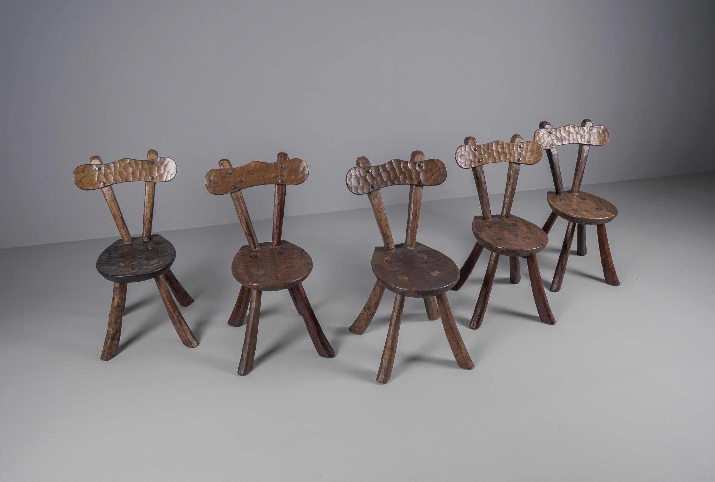 Satz von 5 brutalistischen, rustikalen, modernen, skulpturalen Stühlen Im Stil von Alexandre Noll (Handgeschnitzt) im Angebot