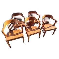 Ensemble de 5 chaises de salle d'audience en noyer datant de 1946, fabriquées par Gunlocke Chair Co. 