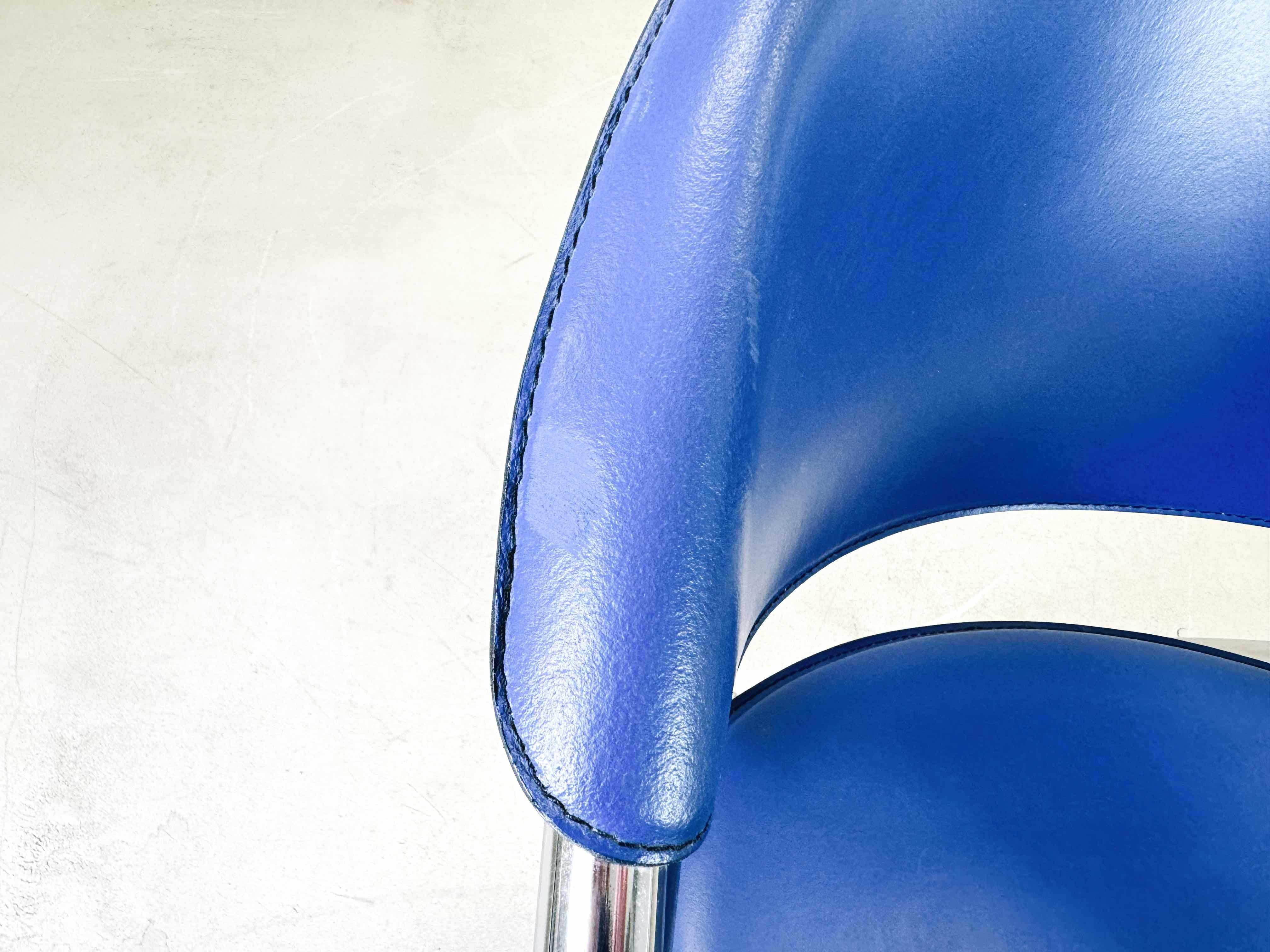 Ensemble de 5 chaises Calligaris en cuir bleu Italie 1990 5