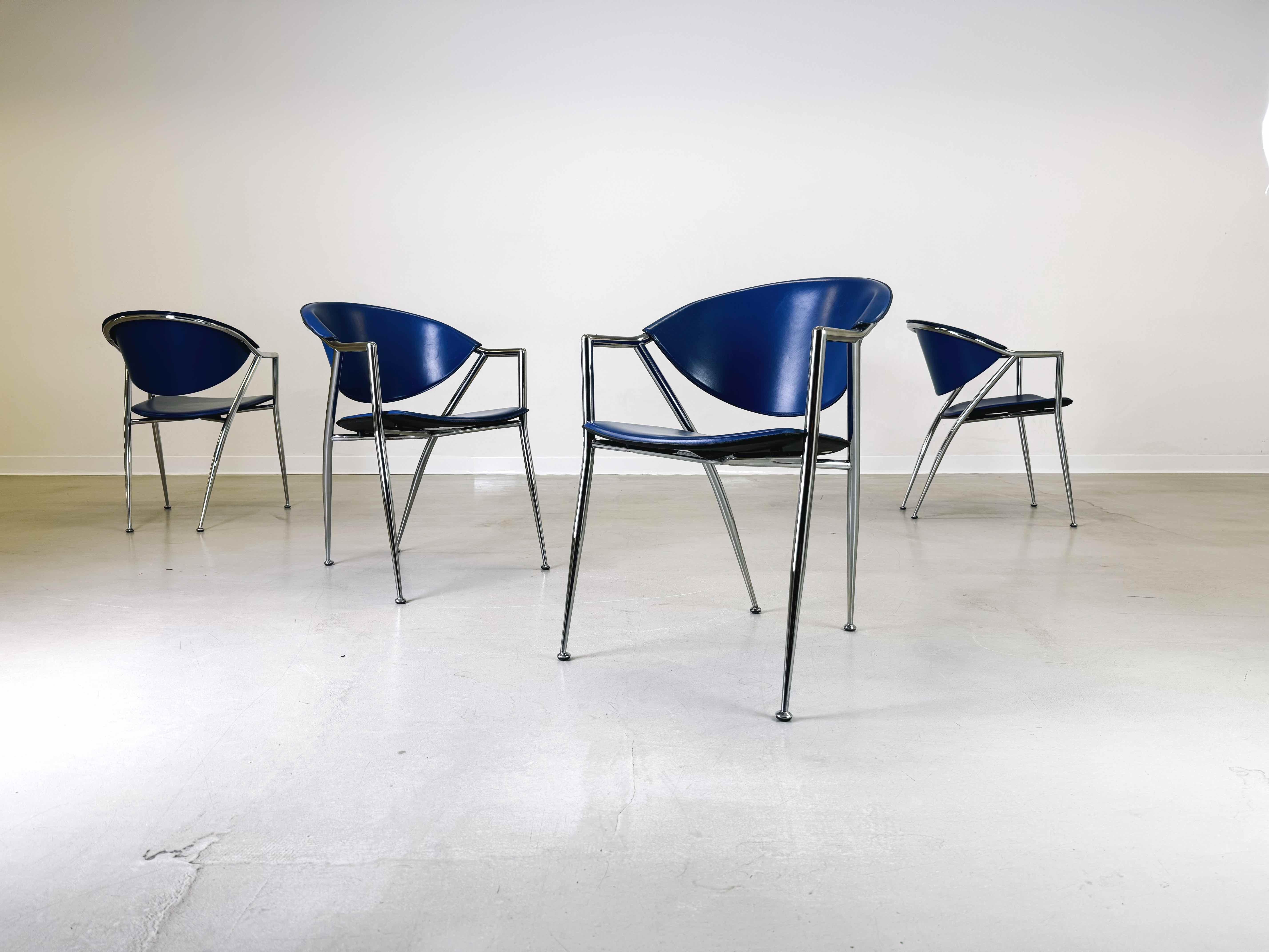 Nous proposons à la vente un ensemble de 5 magnifiques chaises Calligaris en cuir bleu. Les chaises datent des années 1990, ont été fabriquées en Italie et sont très confortables.

Condit : Bon état d'usage avec des signes d'usure liés à l'âge.