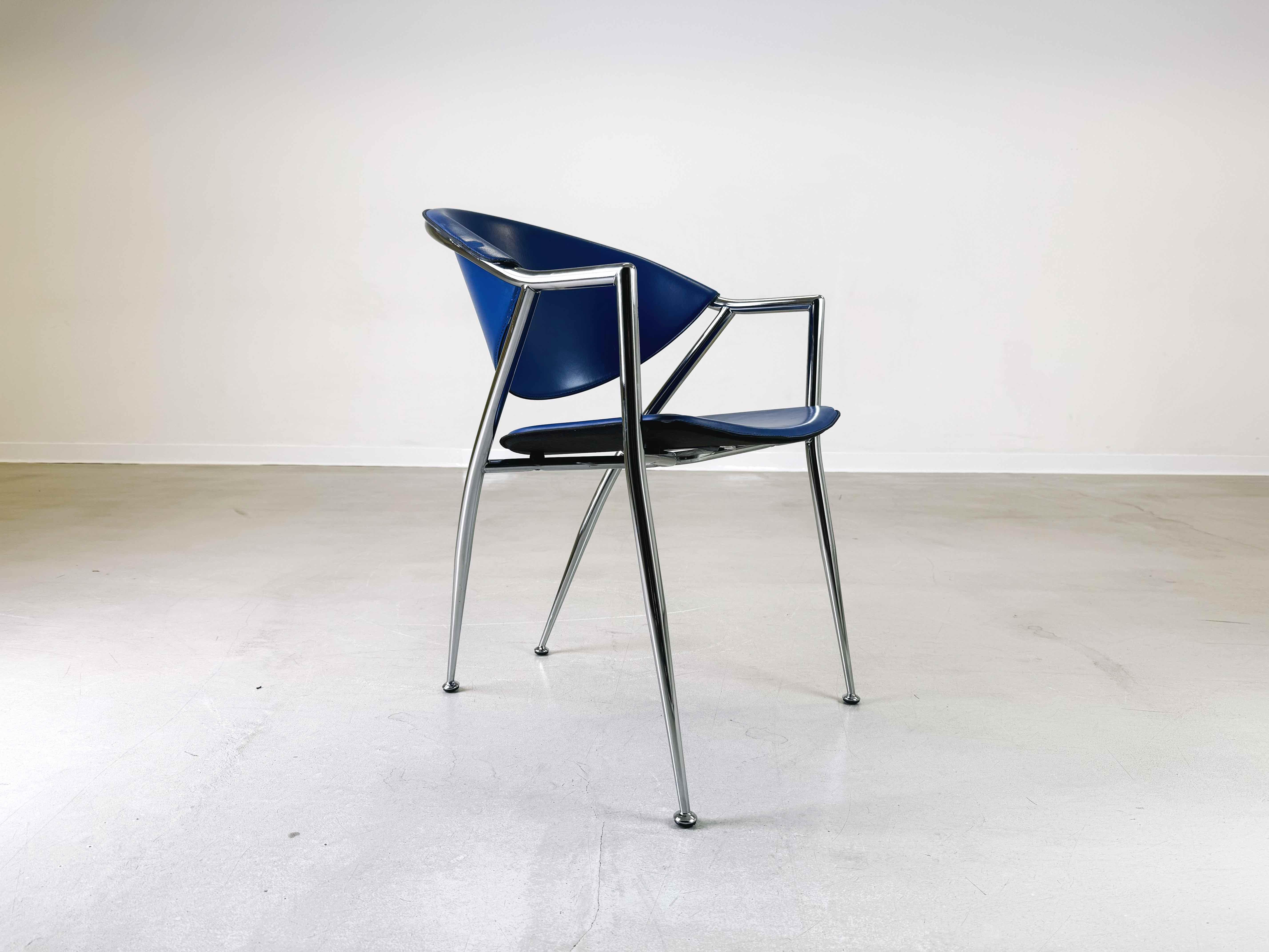 Postmoderne Ensemble de 5 chaises Calligaris en cuir bleu Italie 1990