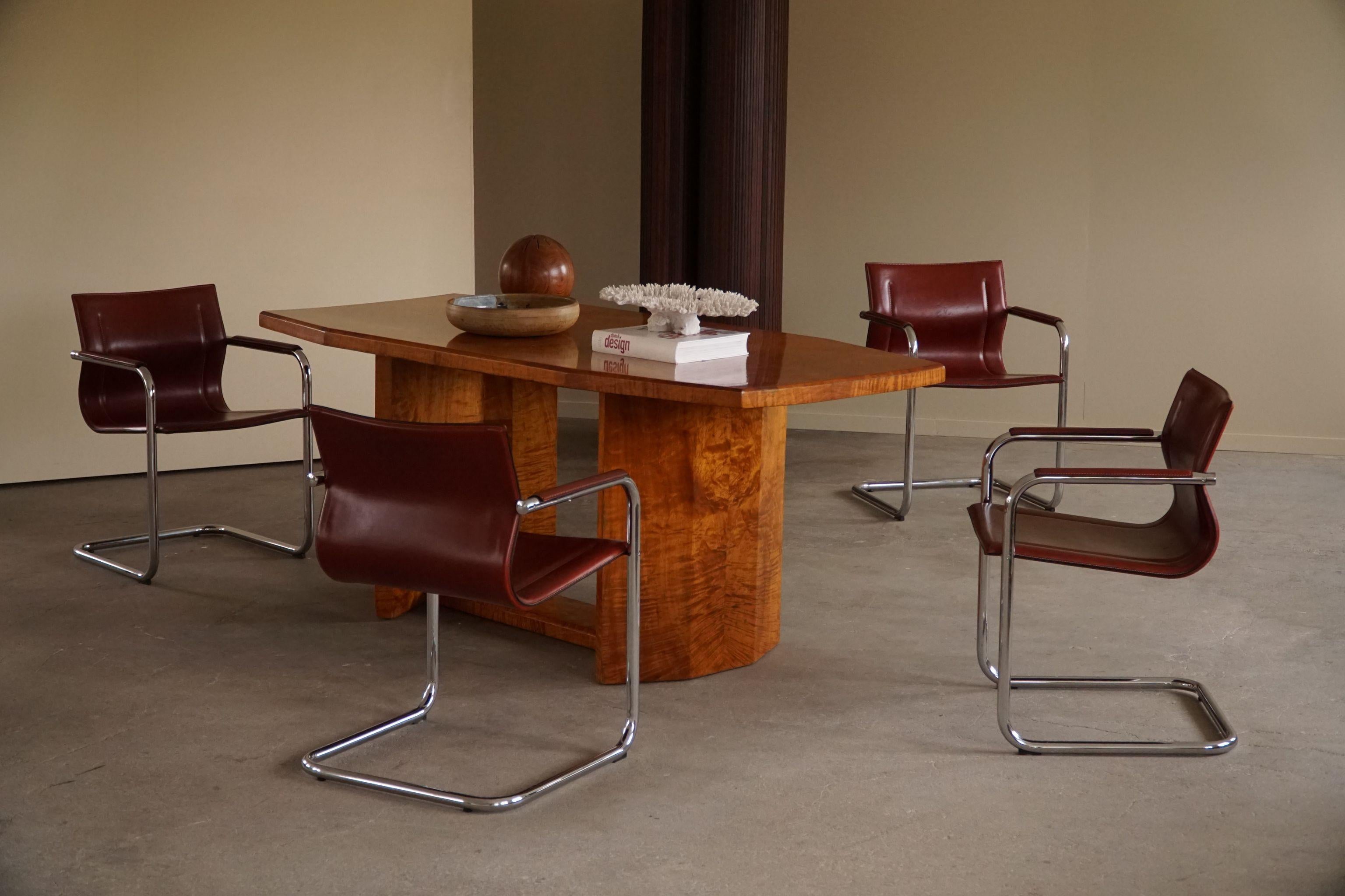 Satz von 5 Vintage Freischwinger-Sesseln in patiniertem rot / cognacfarbenem Leder von Matteo Grassi, hergestellt in Italien, 1970er Jahre. Gestempelt. Die Stühle erinnern stark an die Bauhaus-Arbeiten von Mart Stam und Marcel Breuer. 

Ein