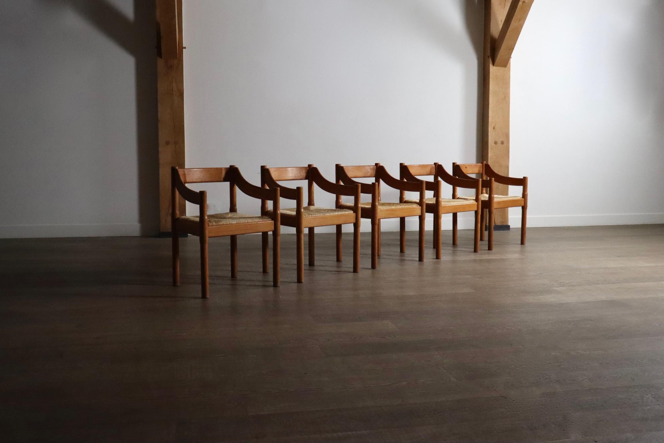 Atemberaubender Satz von fünf Carimate-Stühlen des bekannten italienischen Designers Vico Magistretti, Italien 1960er Jahre.

Dieses Set enthält fünf Stühle mit Armlehnen. Bei diesen Stühlen, die nach dem Motto 